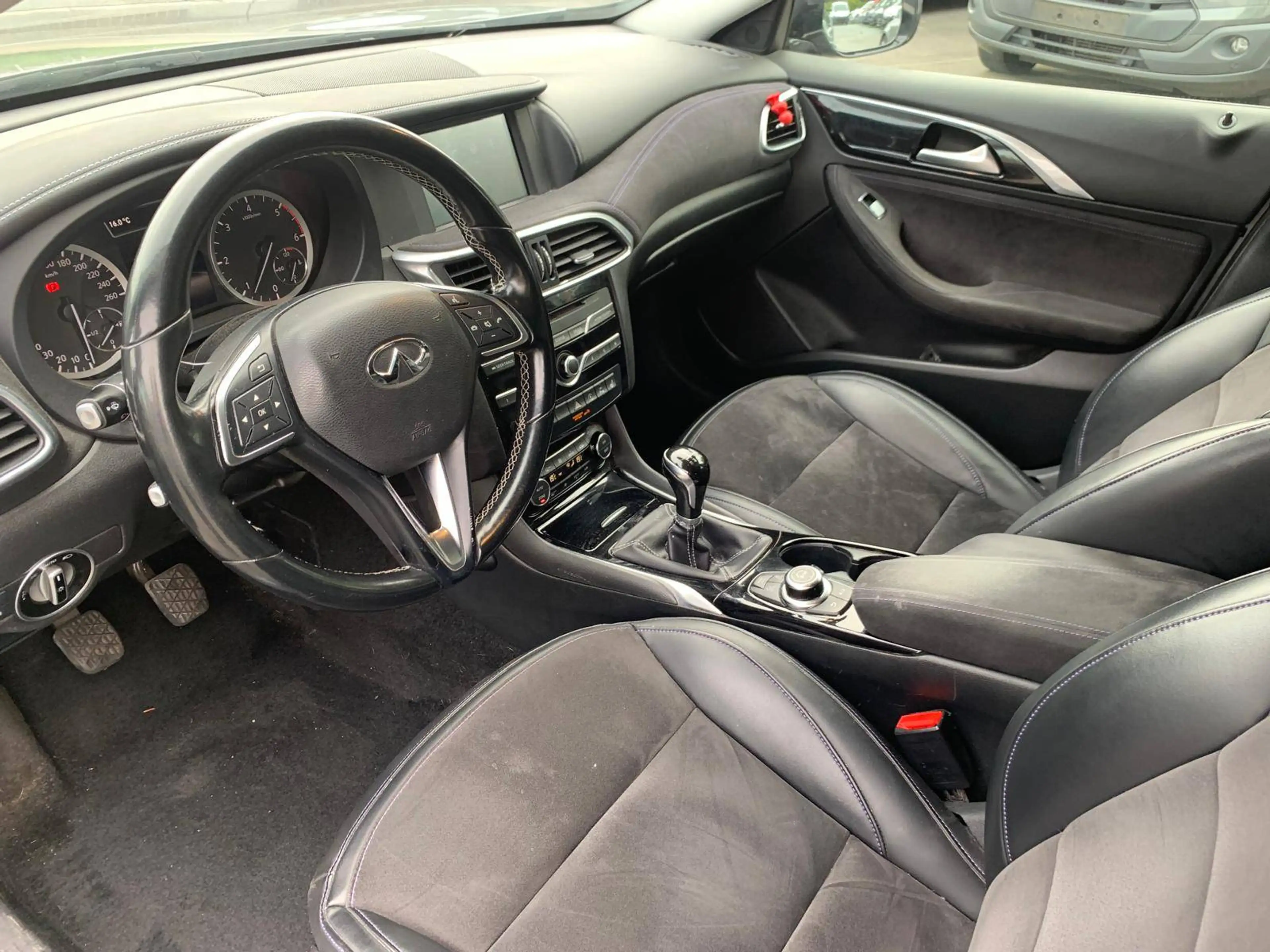 Infiniti Q30 Q30 1.5d Premium Tech Café Teak — photo 7