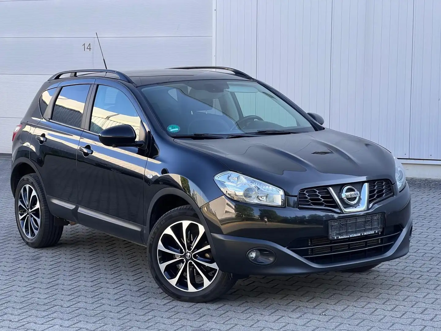 Nissan Qashqai 1,6 DCI 360 Kamera Panorama AHK Zwart - 1