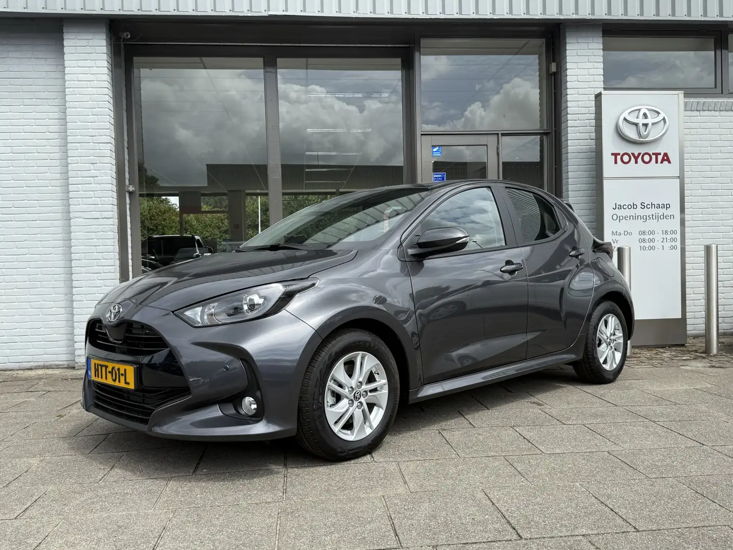 Toyota Yaris 1.5 Hybrid Active Limited 115 pk | stoelverwarming Grijs - 1