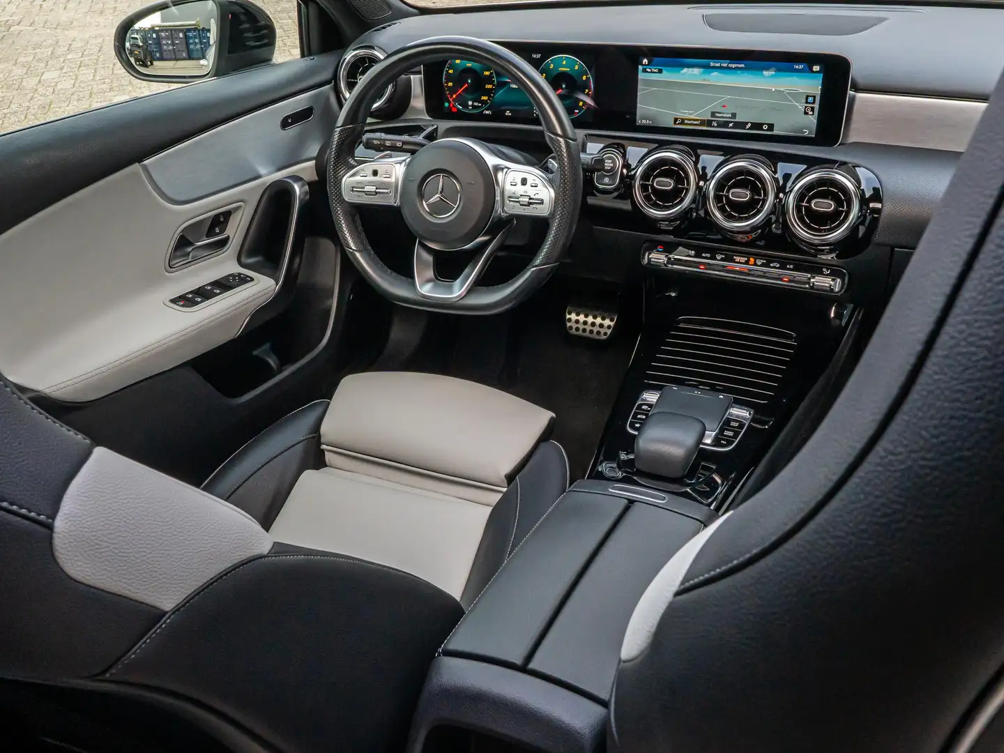 Mercedes-Benz A 200 AMG Line Pano Camera Stoelverw Gris - 2