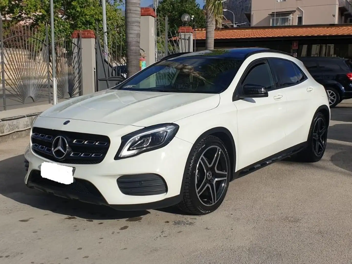 Mercedes-Benz GLA 200 GLA 200d Premium auto Tetto Bianco - 1