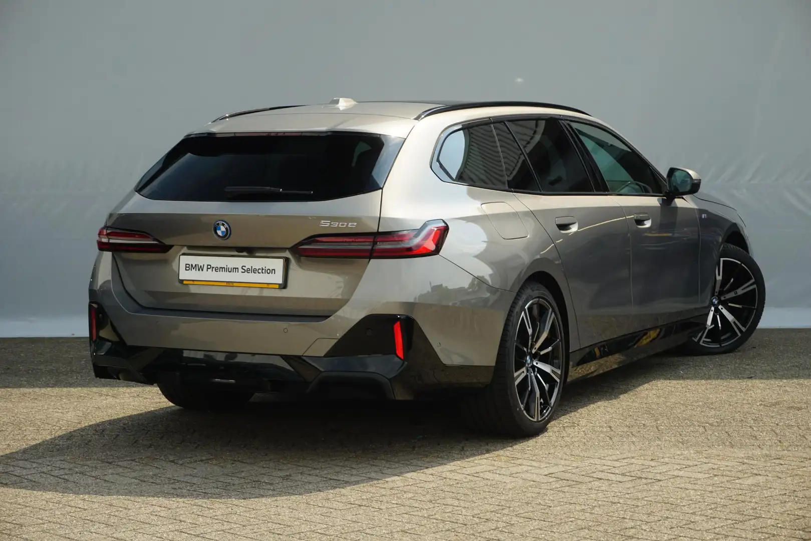 BMW 530 5 Serie Touring 530e M Sportpakket Pro 20'' / Pano Gris - 2