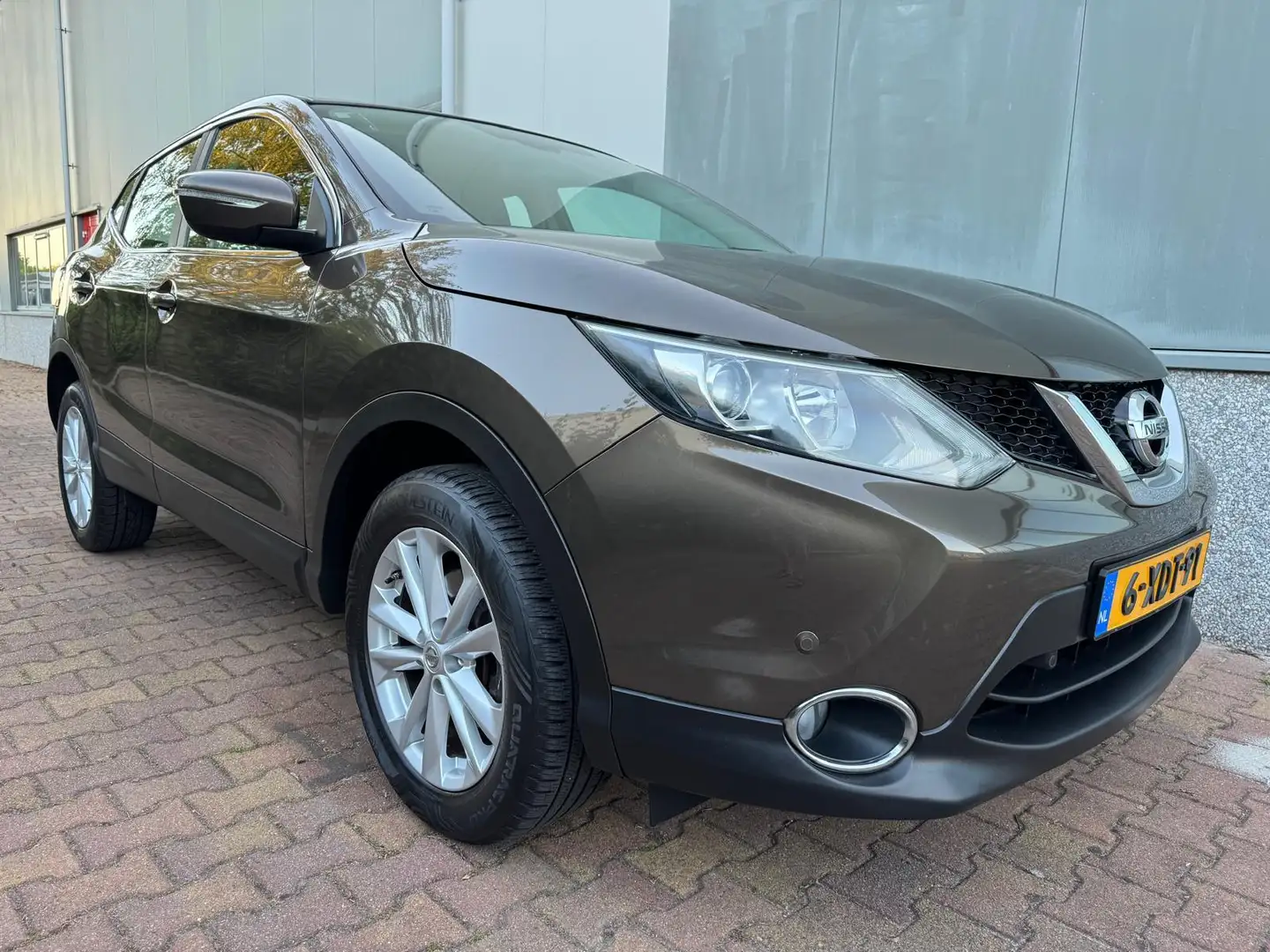 Nissan Qashqai 1.2 Acenta ( TREKHAAK + AIRCO ) Brun - 2