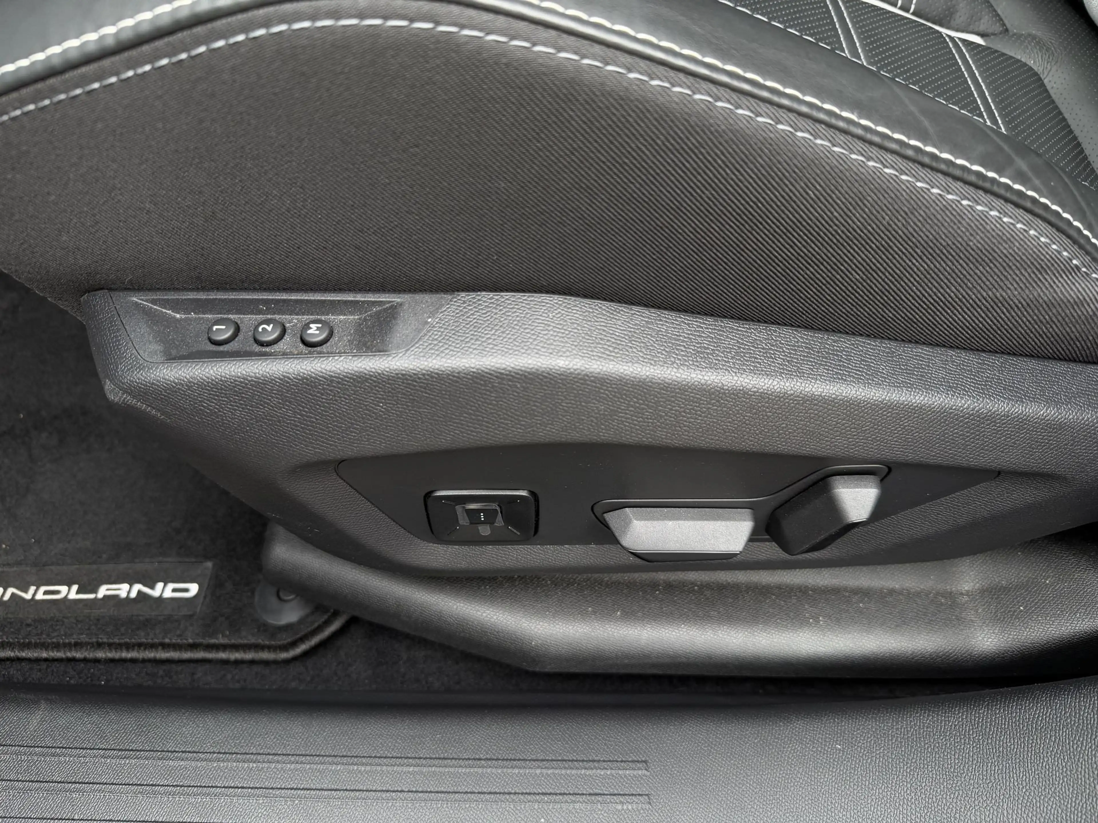 Opel Grandland GS 1.2T Hybrid *Leder*Navi*360°*Pano* — photo 11