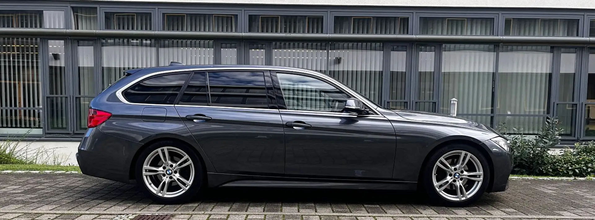 BMW 320 d Autom*M Sportpaket*AHK*Leder*Navi*HIFI* Grau - 2