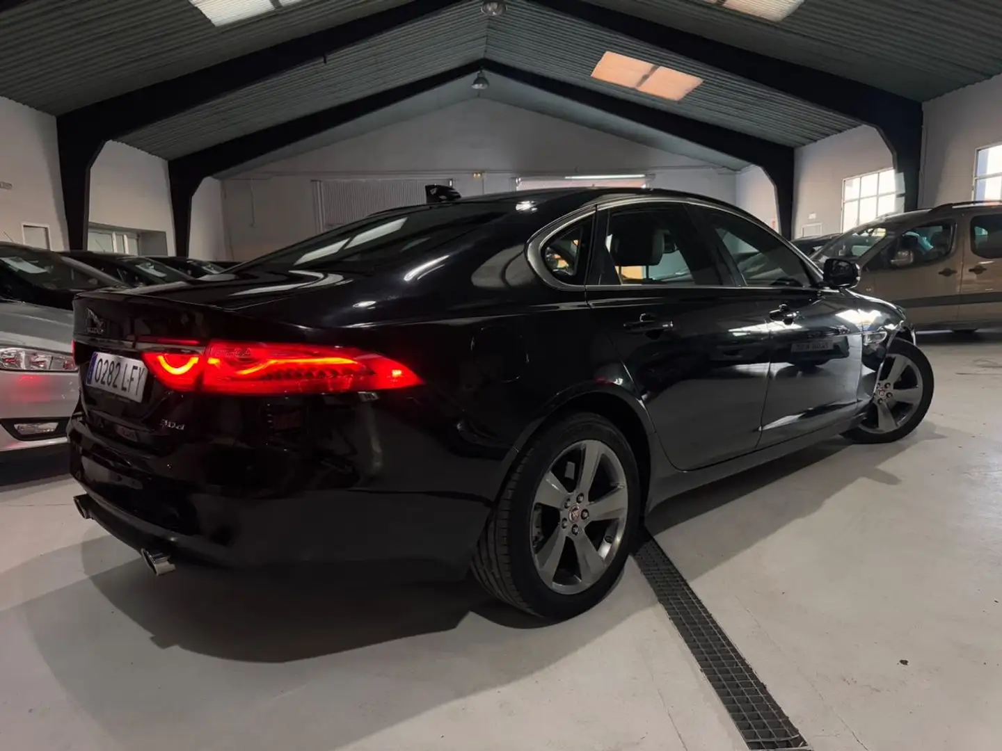 Jaguar XF 3.0TDV6 Portfolio Aut. Negro - 2