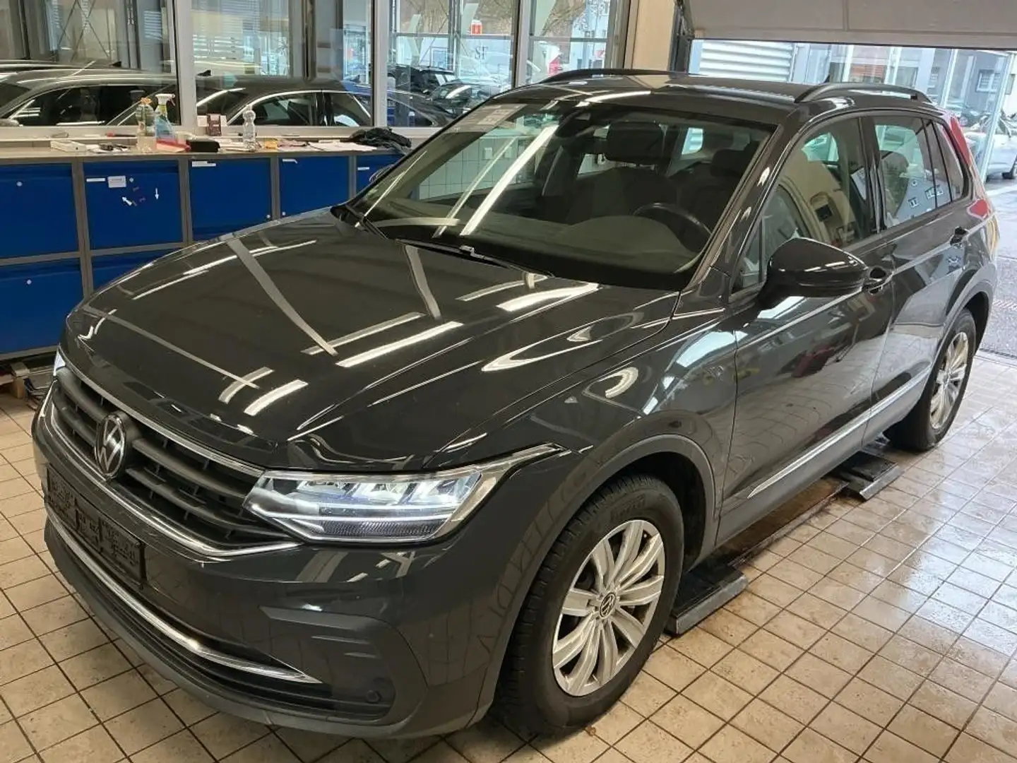 Volkswagen Tiguan 1,5 Life Kamera Sitzheizung Grau - 2