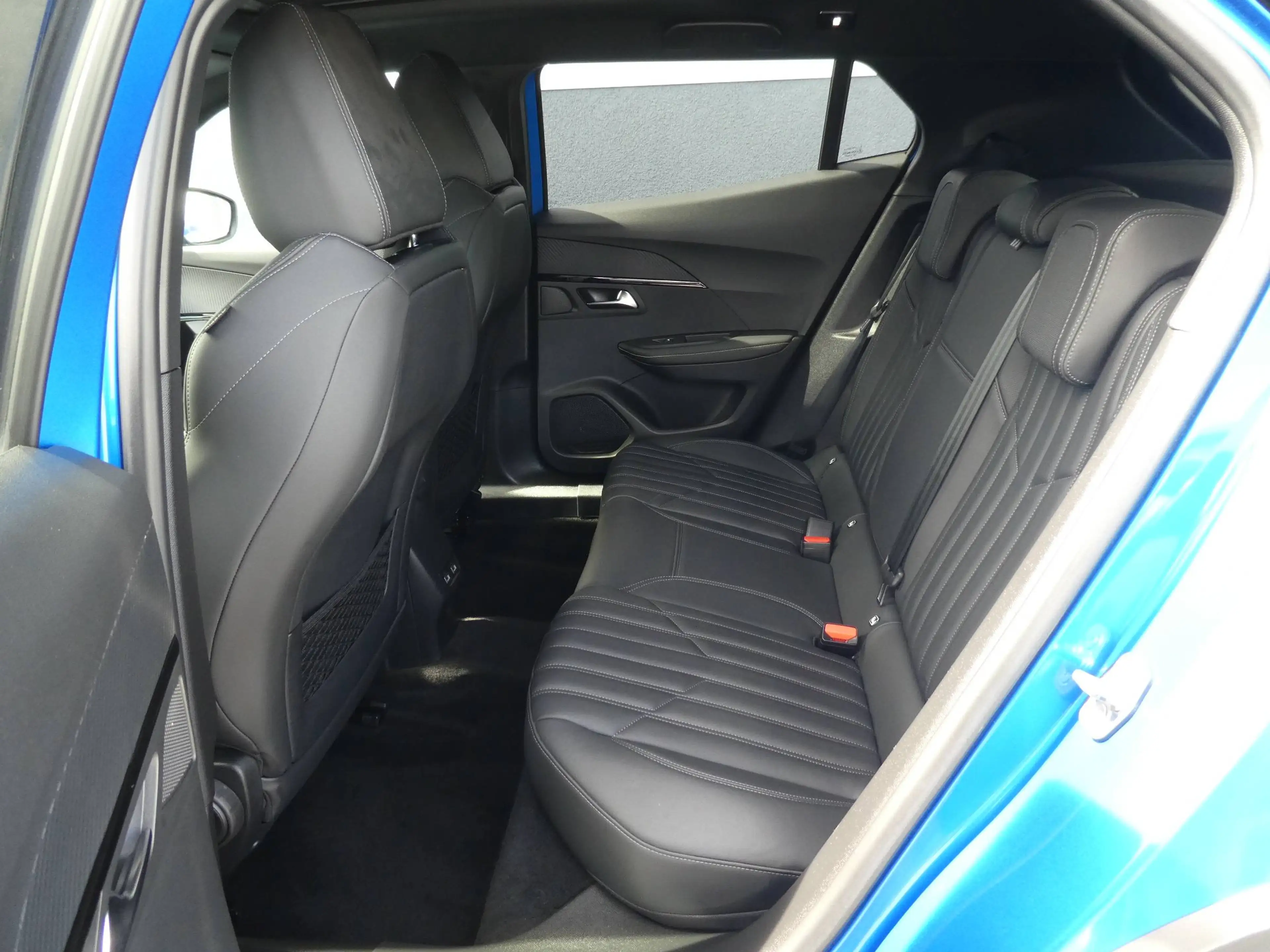 Peugeot e-2008 50 kWh GT Line Cuir, Pano, Cockpit, Led, Camera 360°, Navi, Clim, Dab, Pdc — photo 15