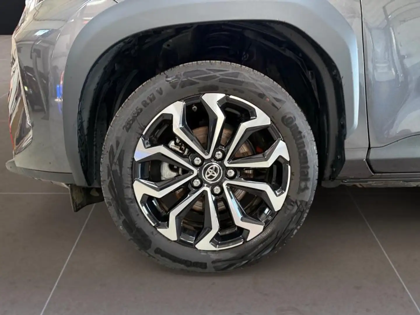 Toyota Yaris Cross Dynamic Plus Gris - 2