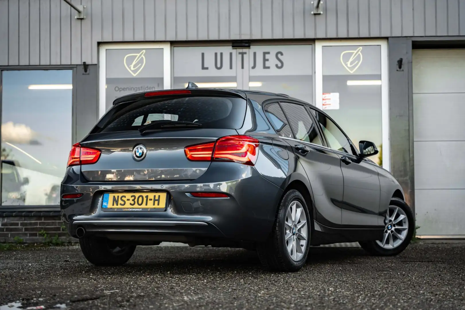 BMW 118 1-serie 118i AUT8 High-Executive Schuifdak NL-auto Gris - 2