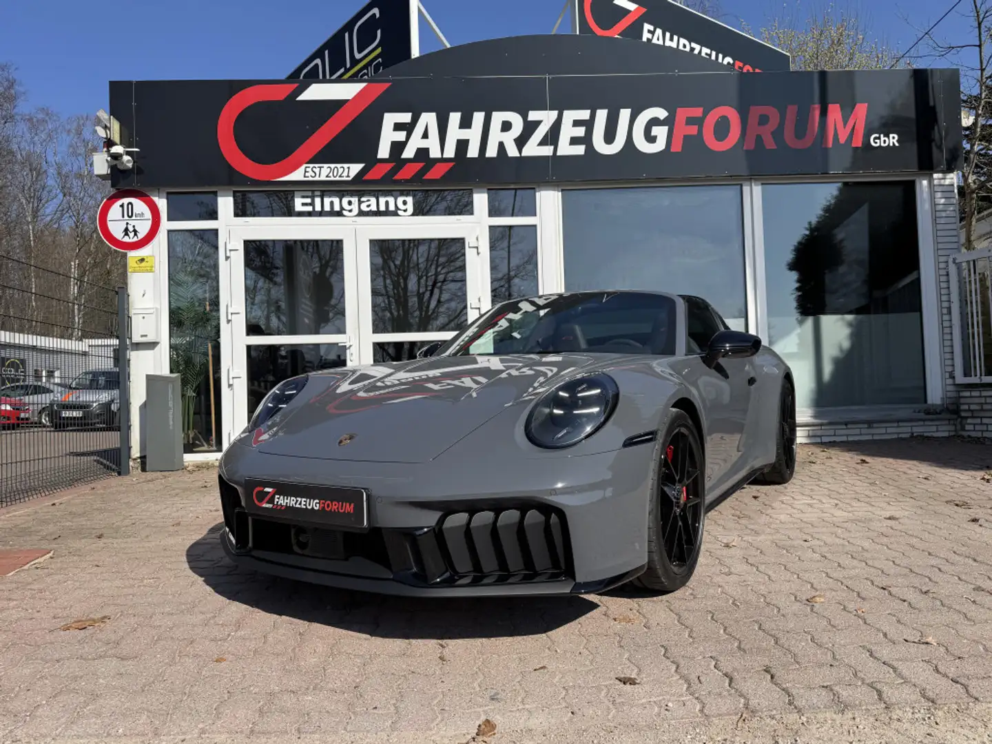 Porsche 992 Targa 4 GTS T-Hybrid Neuwagen Werkskilometer Grau - 2