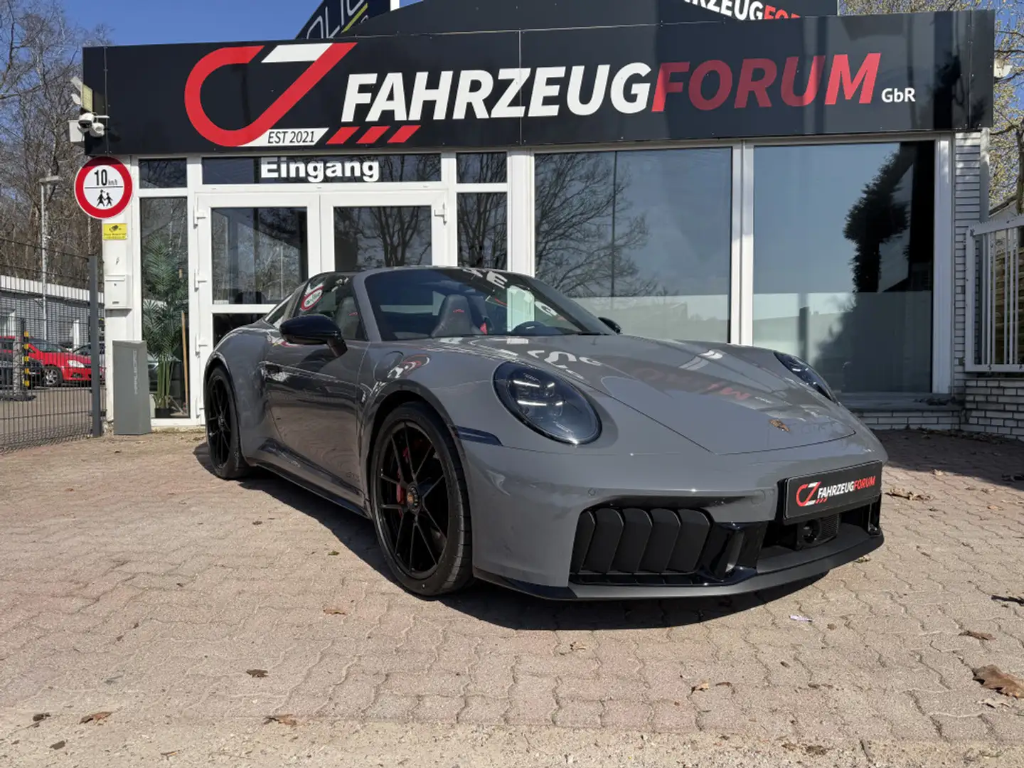 Porsche 992 Targa 4 GTS T-Hybrid Neuwagen Werkskilometer Grau - 1