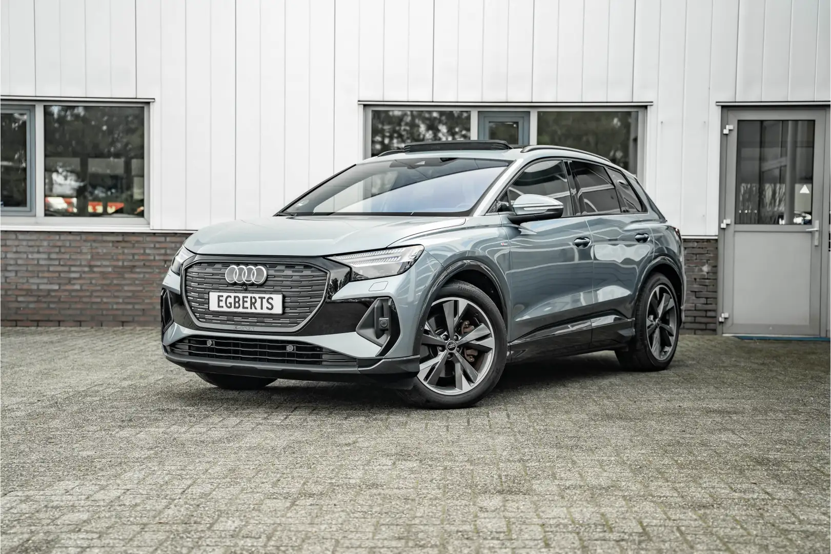 Audi Q4 e-tron 50 quattro S edition 77 kWh Matrix, ACC, Panorama, Grijs - 1