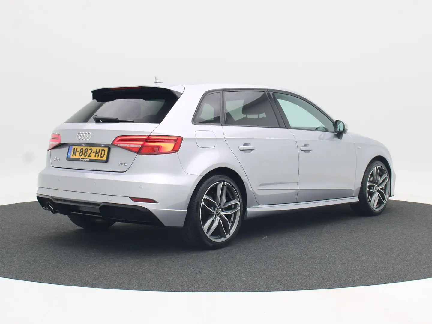 Audi A3 Sportback 1.0 TFSi 115 Pk Automaat S-Line | Naviga Grijs - 2
