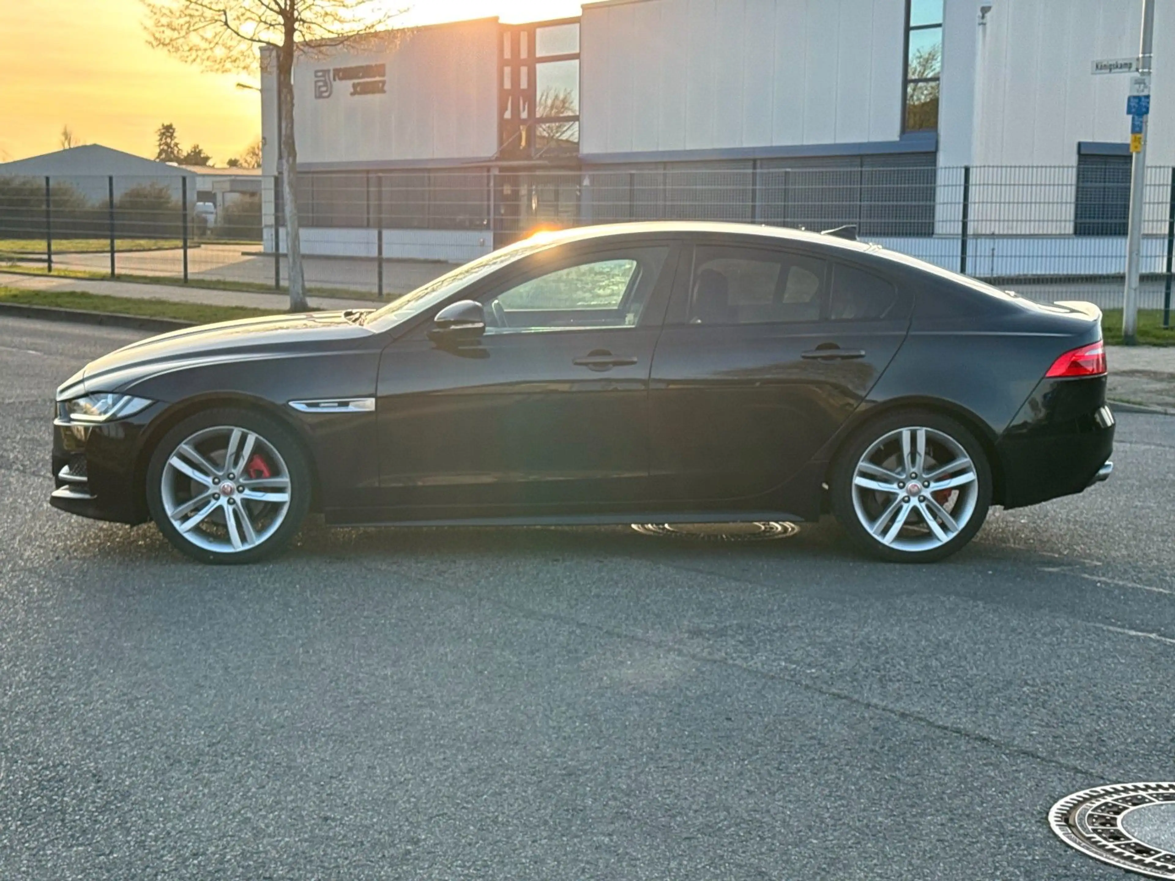Jaguar XE R-Sport *Autom.*Navi*PDC*SHZ*Leder* — photo 2