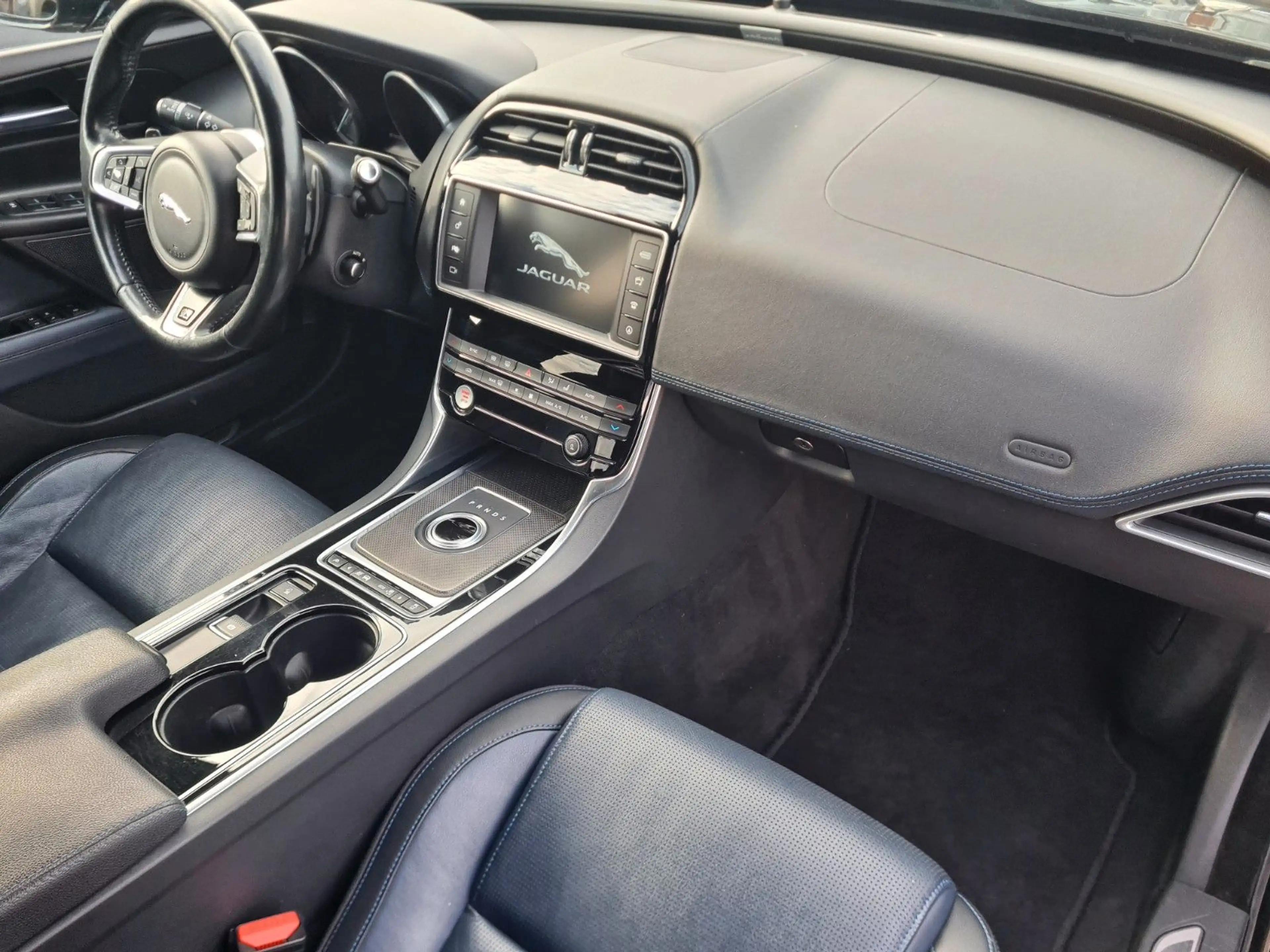 Jaguar XE R-Sport *Autom.*Navi*PDC*SHZ*Leder* — photo 10