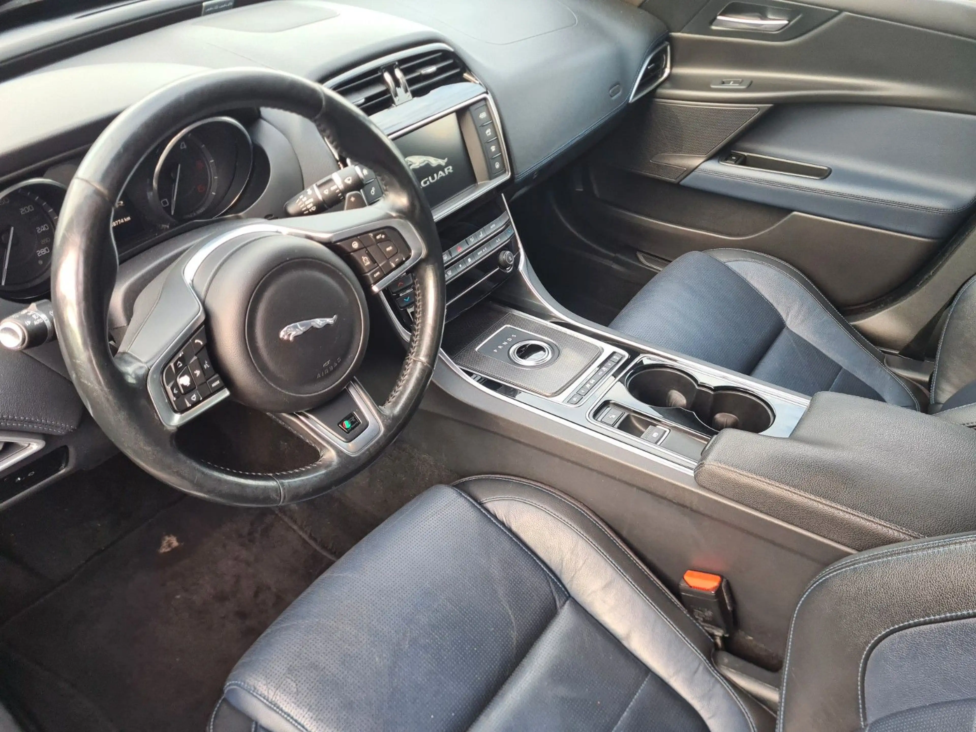 Jaguar XE R-Sport *Autom.*Navi*PDC*SHZ*Leder* — photo 9