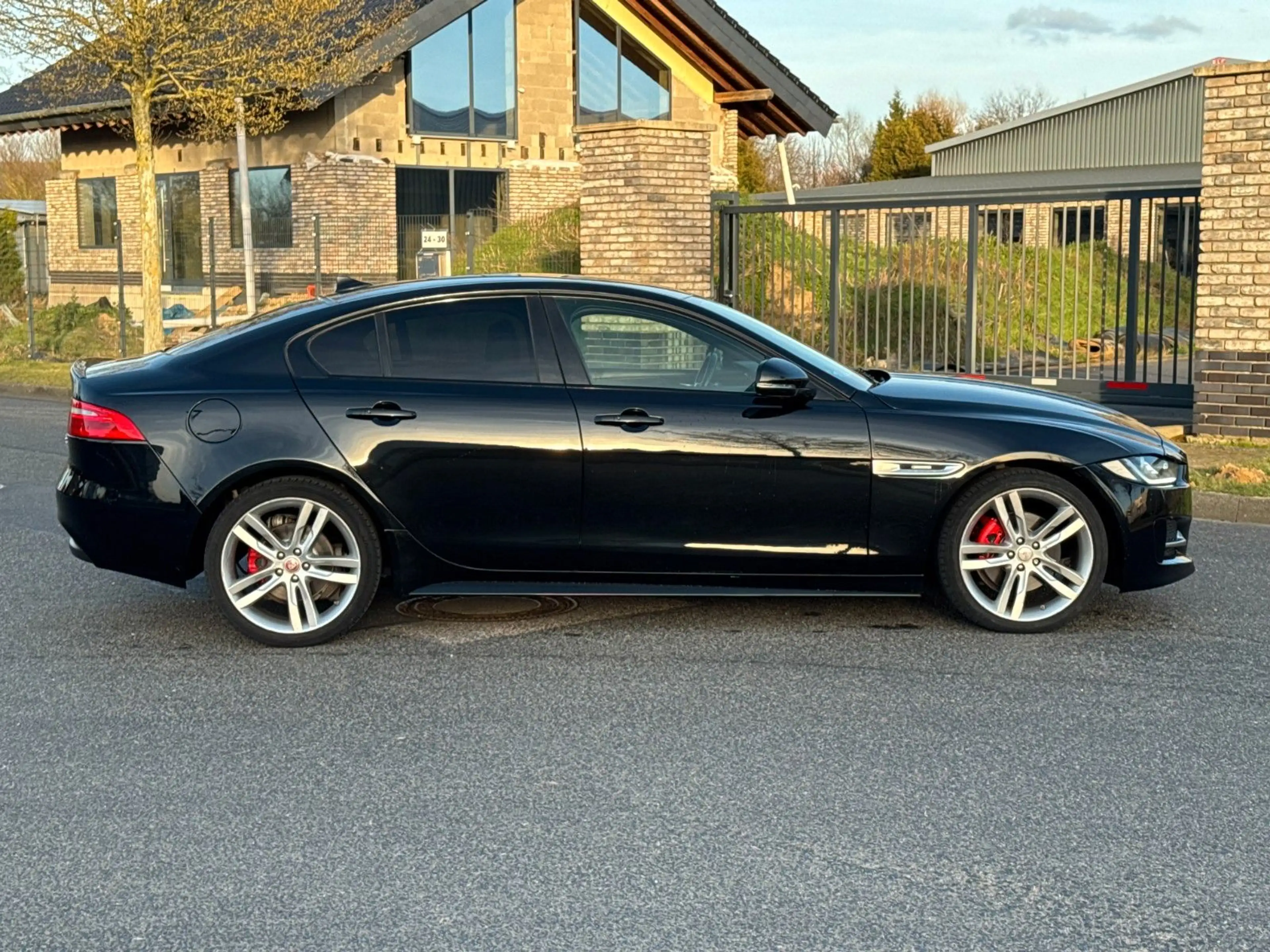 Jaguar XE R-Sport *Autom.*Navi*PDC*SHZ*Leder* — photo 6