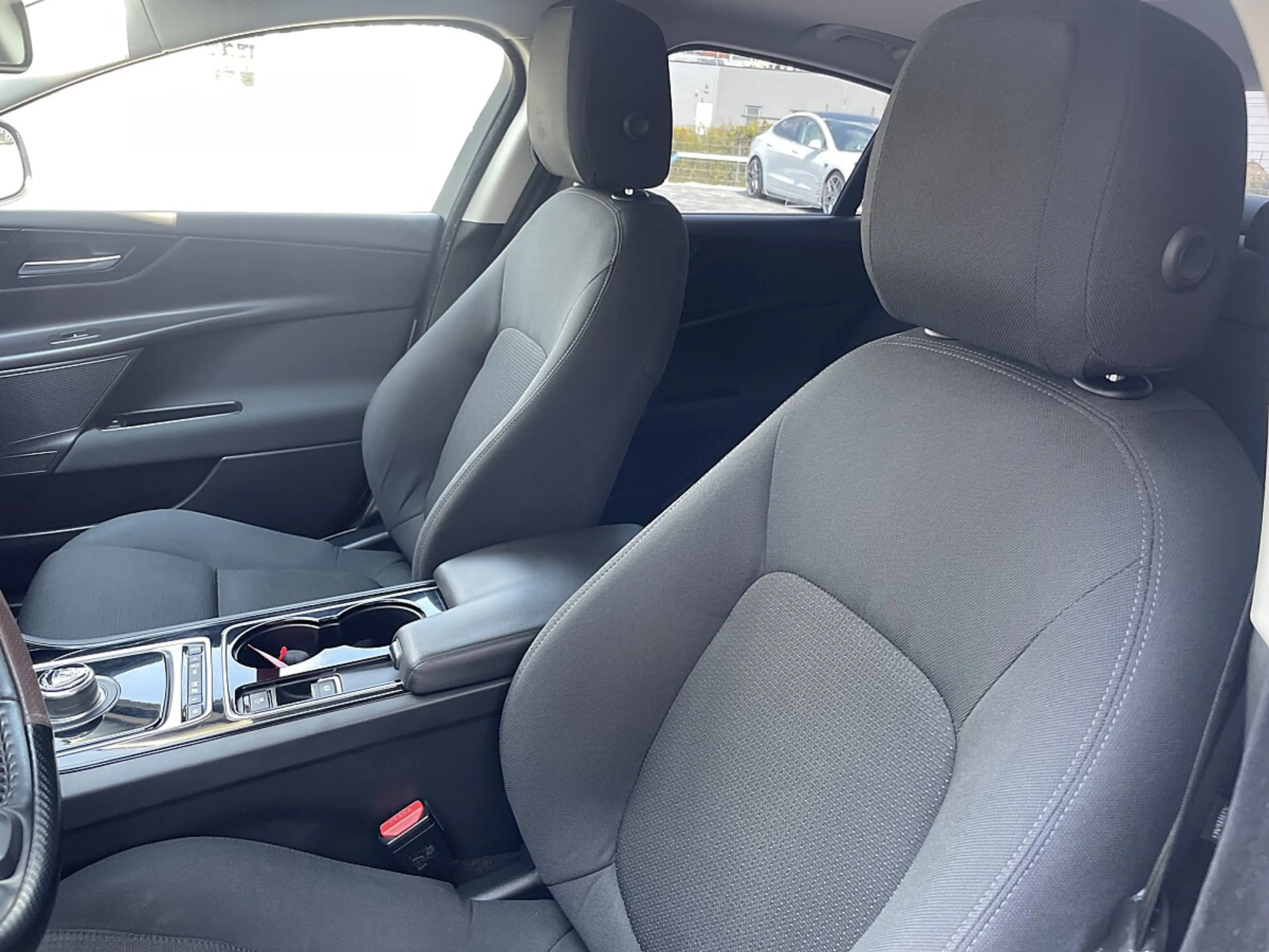 Jaguar XE 20d Pure AWD Aut.*PDC*Sitzheiz.*Xenon*Pickerl 0... — photo 10
