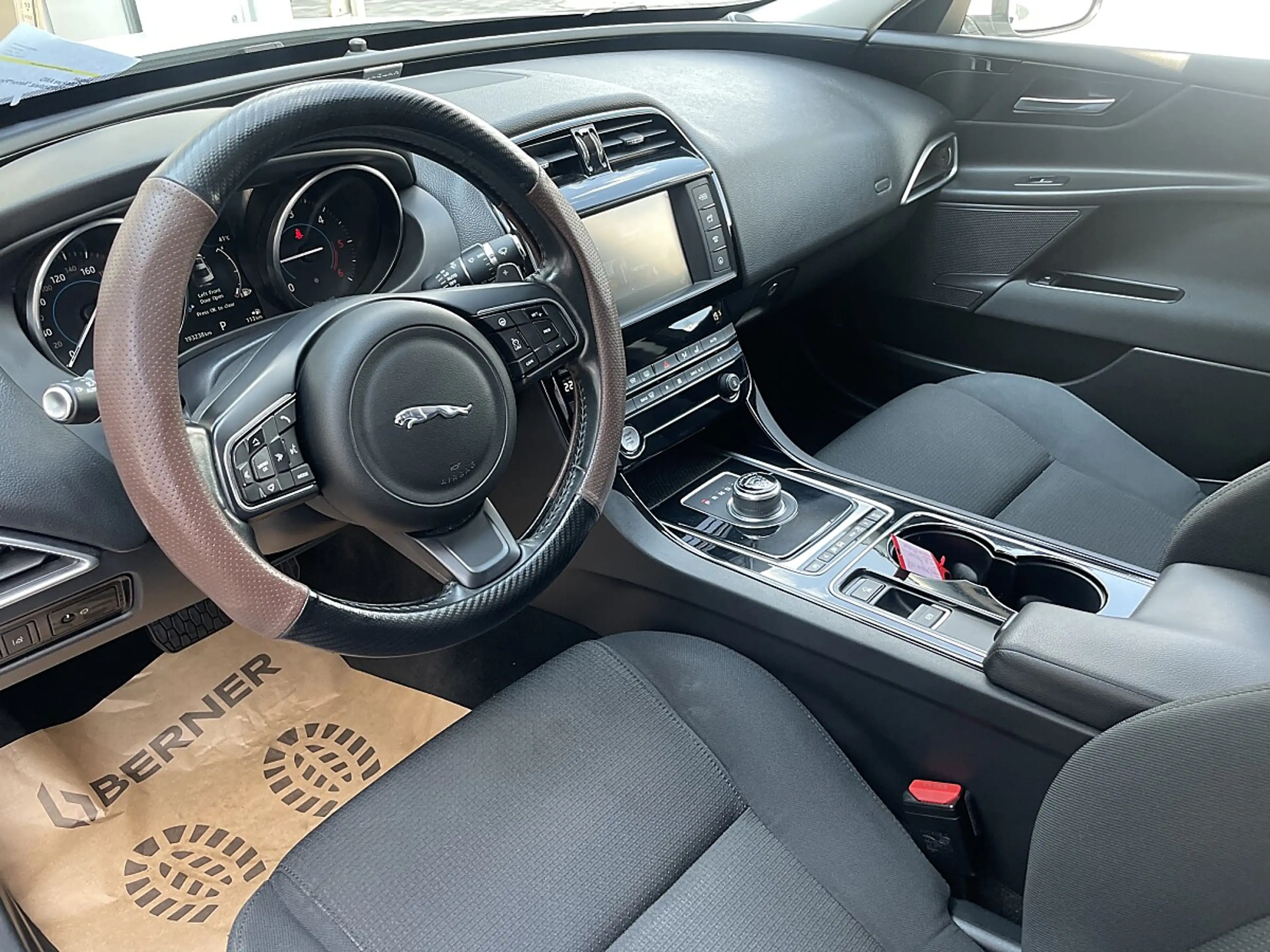 Jaguar XE 20d Pure AWD Aut.*PDC*Sitzheiz.*Xenon*Pickerl 0... — photo 9