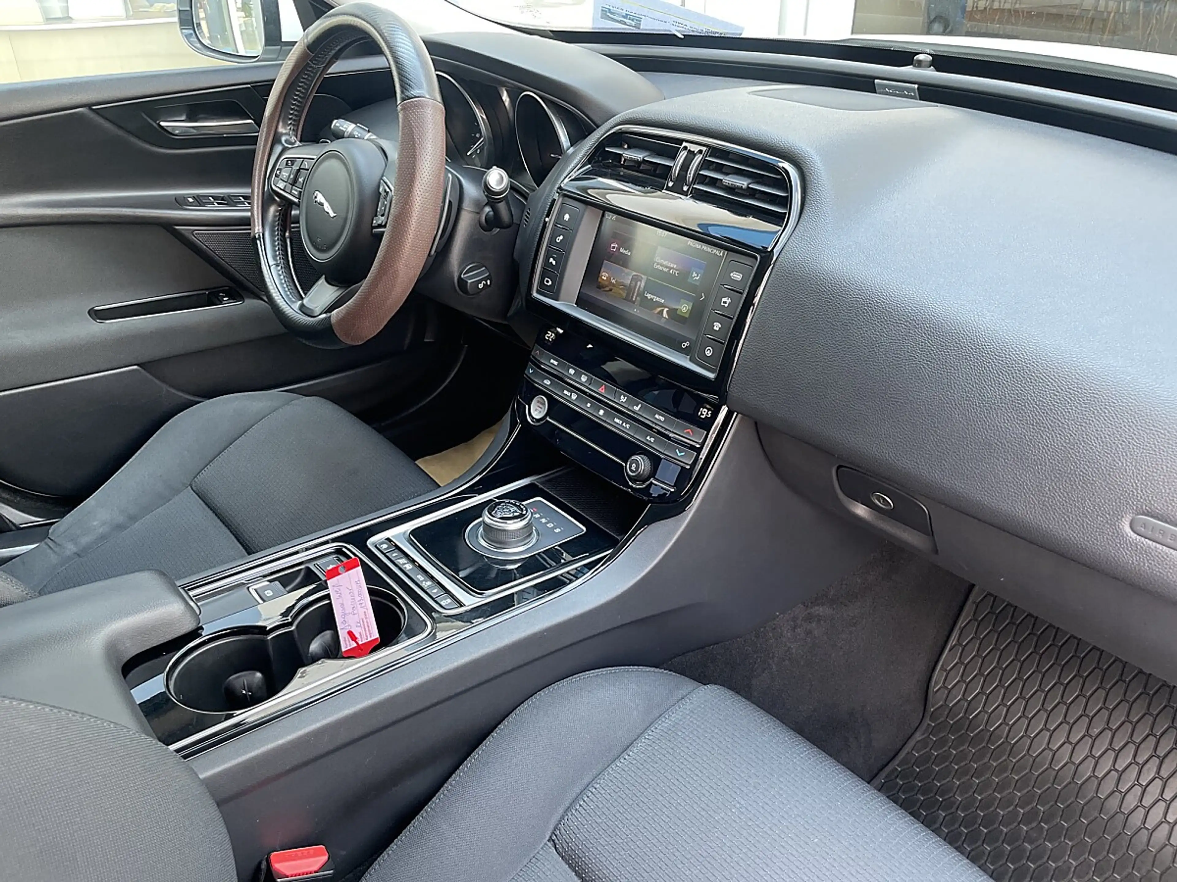 Jaguar XE 20d Pure AWD Aut.*PDC*Sitzheiz.*Xenon*Pickerl 0... — photo 14