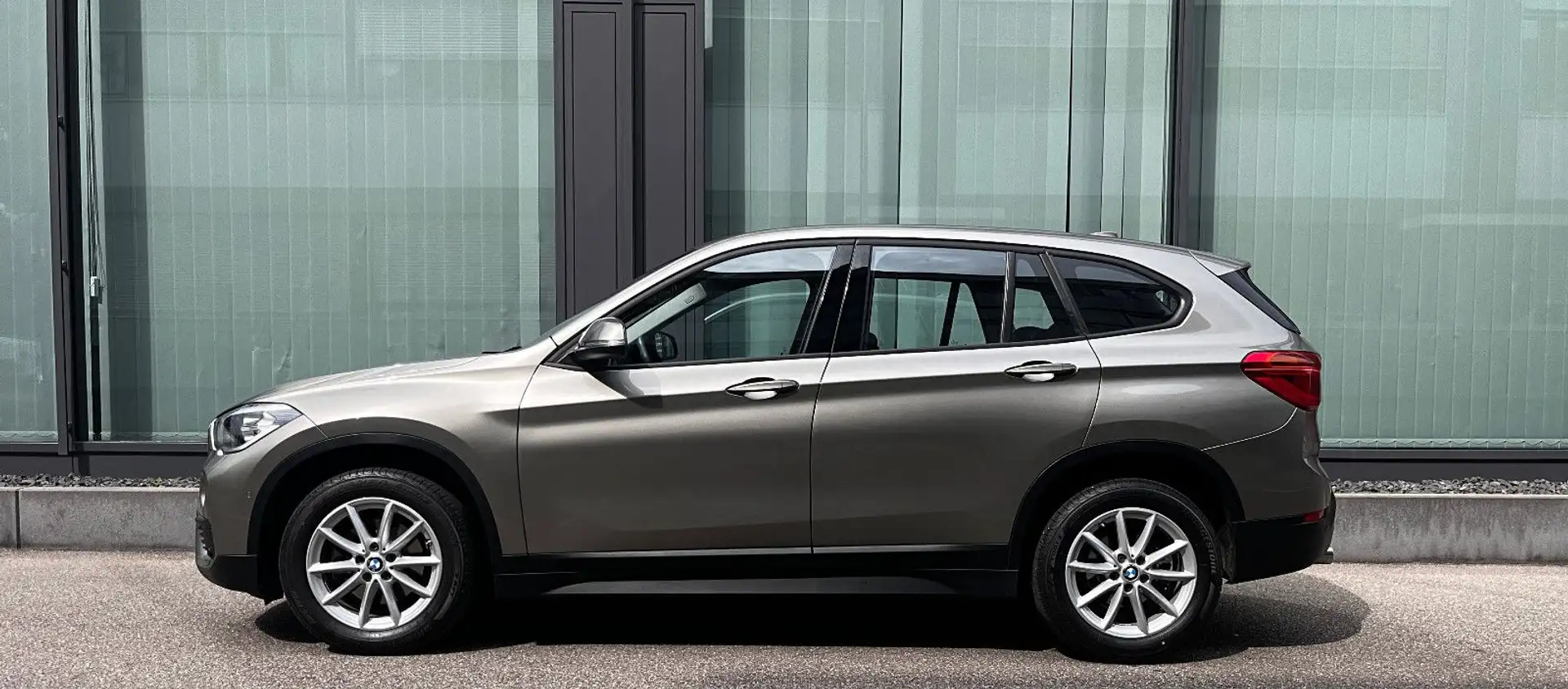 BMW X1 sDrive 18 d*AHK*Navi*Leder*aus 1.Hand Silber - 2