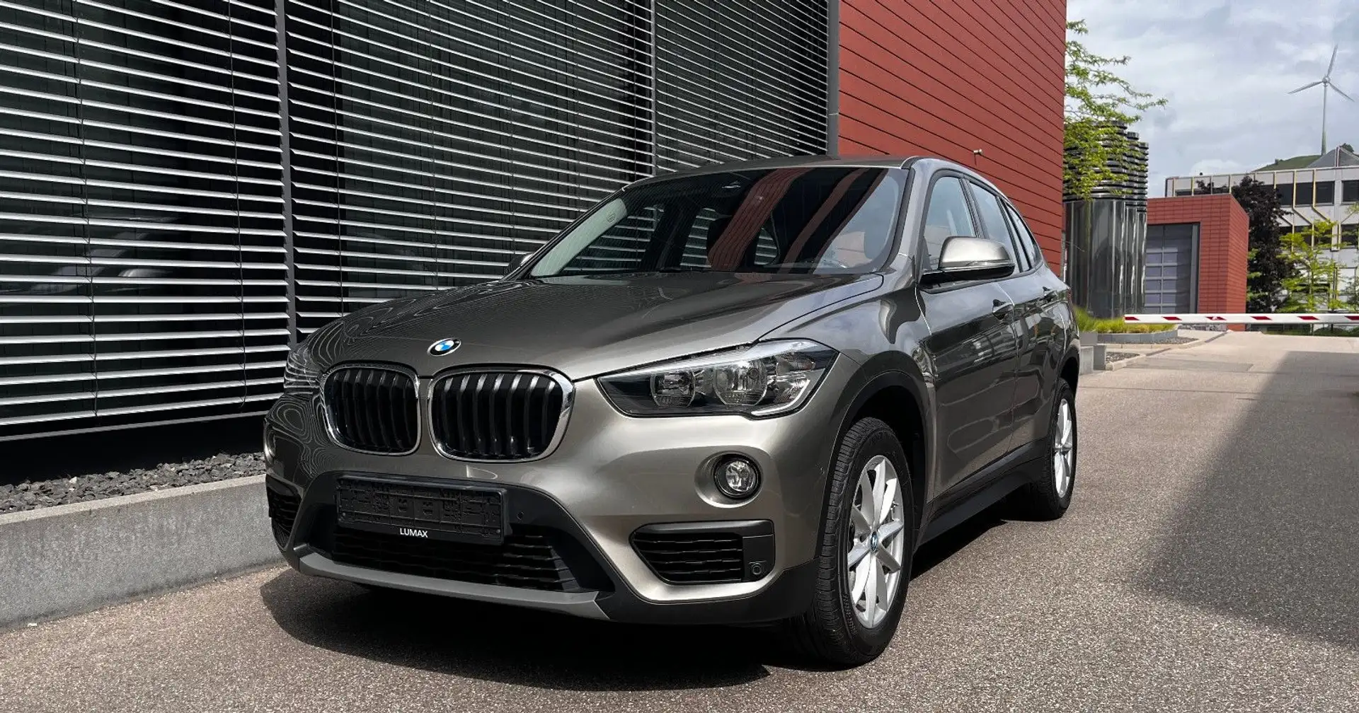 BMW X1 sDrive 18 d*AHK*Navi*Leder*aus 1.Hand Silber - 1