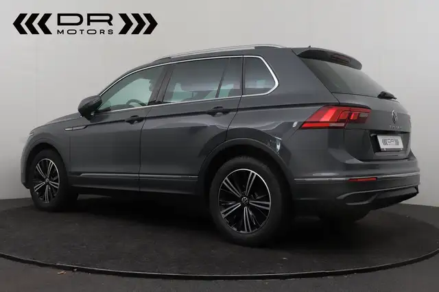 Volkswagen Tiguan view 3