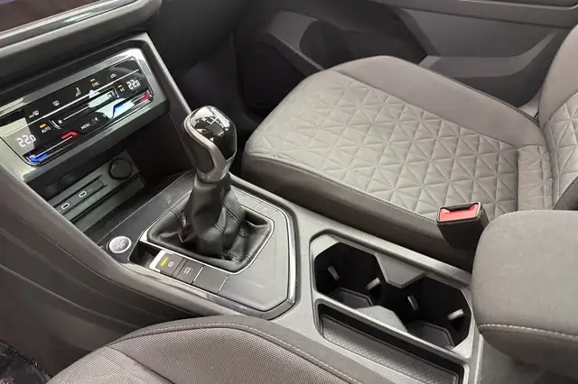 Volkswagen Tiguan view 21