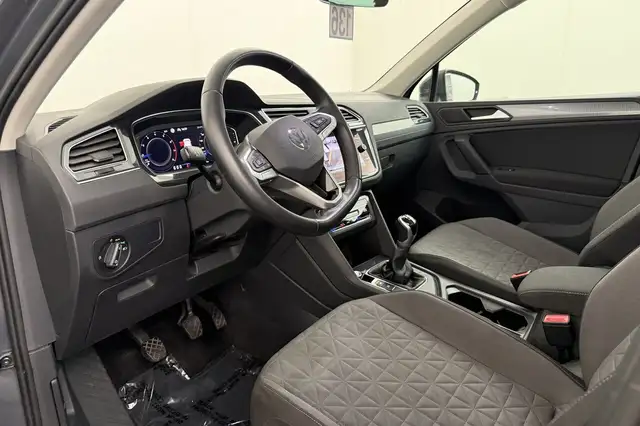 Volkswagen Tiguan view 13