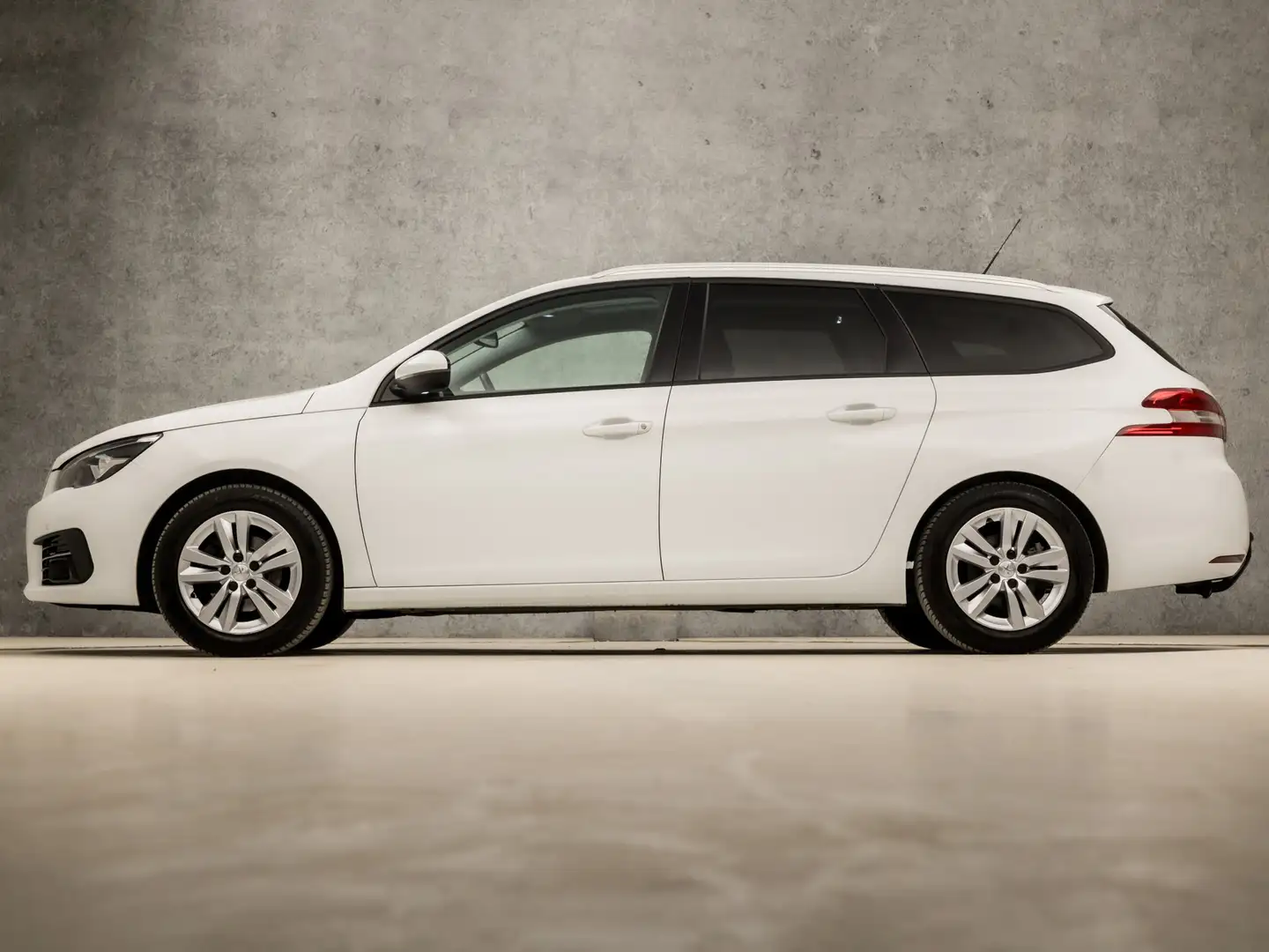 Peugeot 308 SW 1.2 PureTech Sport (PANORAMADAK, APPLE CARPLAY, Wit - 2