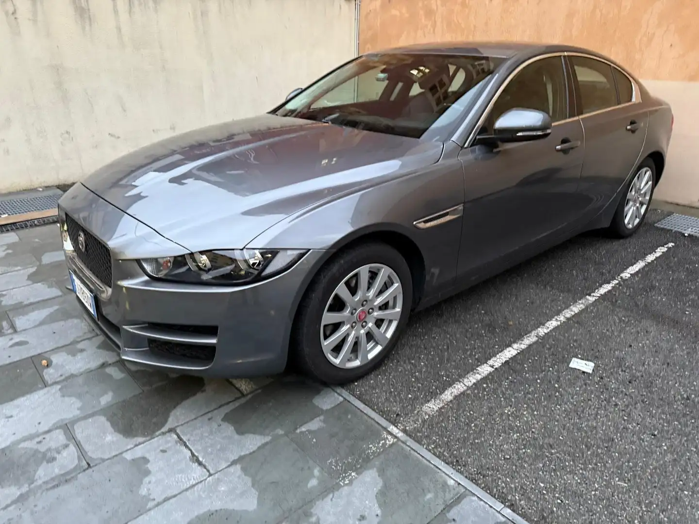 Jaguar XE XE 2.0d Prestige Business edition awd 180cv auto Grigio - 2