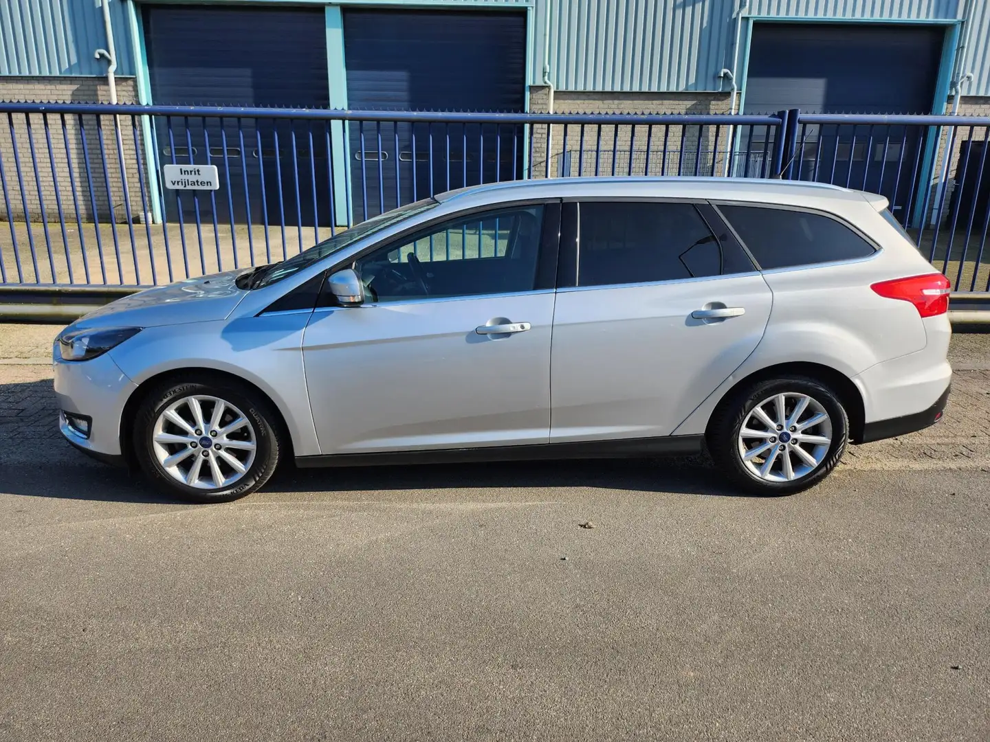Ford Focus Wagon 1.0 Titanium *NIEUWJAARS AANBIEDING* Grau - 2