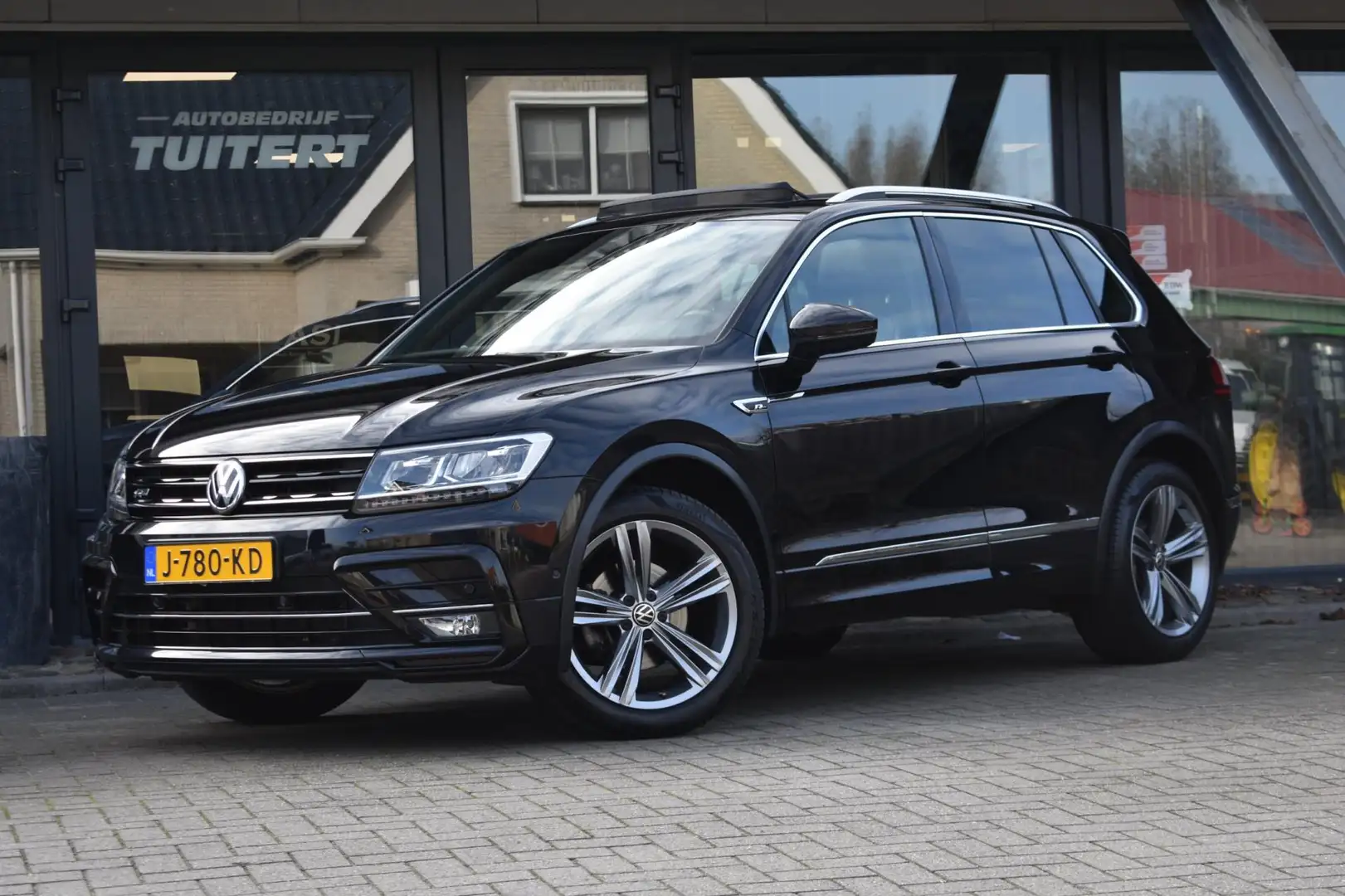 Volkswagen Tiguan 1.5 TSI ACT R-Line | LEDER | PANO | CAMERA | VIRTU Noir - 1