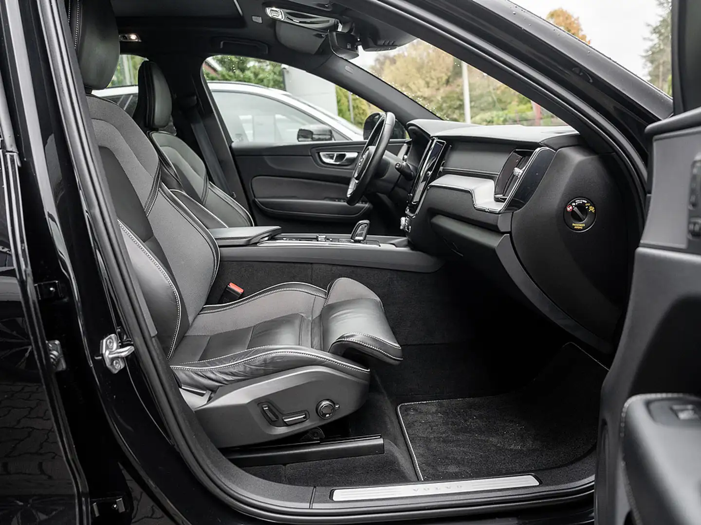 Volvo XC60 B4 AWD R Design Schwarz - 2