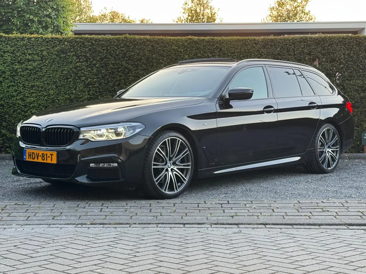 BMW 530 5-serie Touring 530d xDrive Executive *GARANTIE* R Zwart - 2