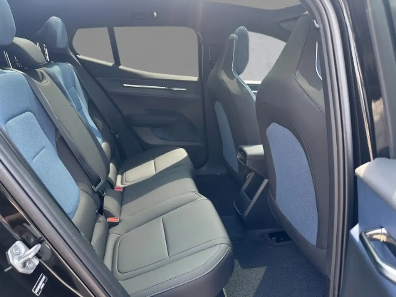 Volvo EX30 Cross Country Twin Motor AWD Ultra StandHZG Panora 5