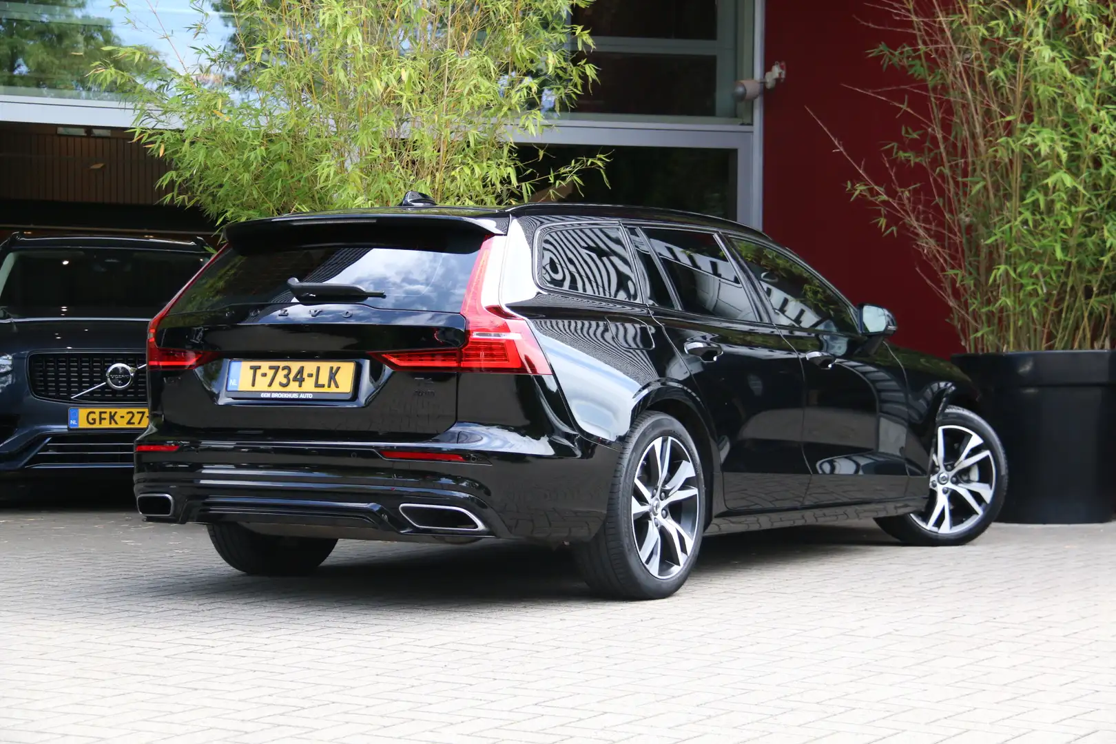 Volvo V60 2.0 T6 Recharge AWD R-Design | Trekhaak | 360 Came Zwart - 2