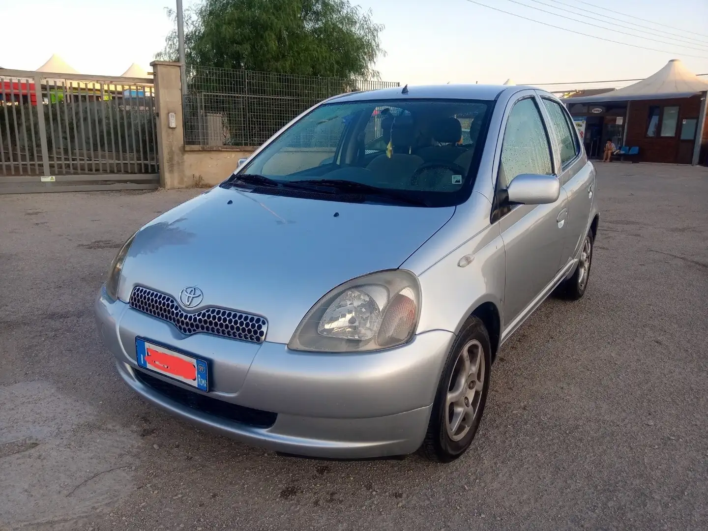 Toyota Yaris con stereo touchscreen Gris - 1