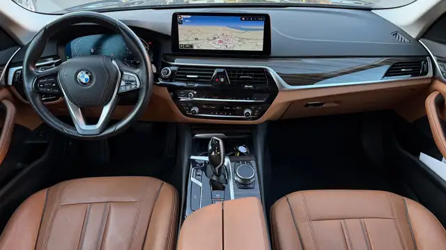 BMW 5 Series view 9
