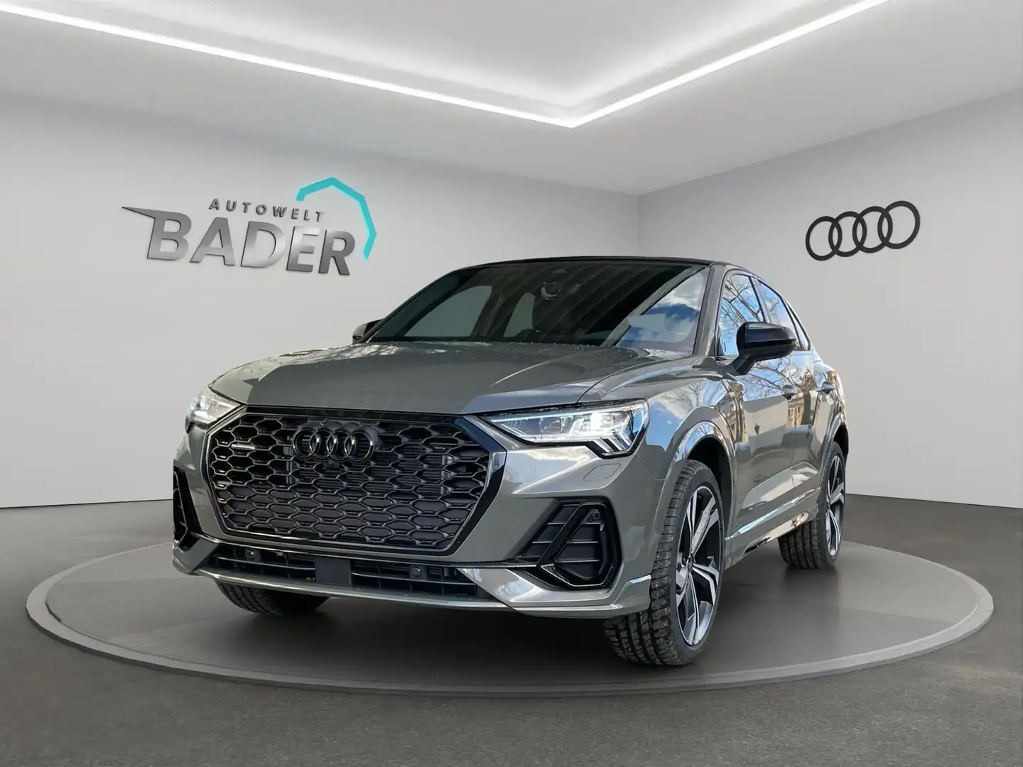 Audi Q3 Sportback 2.0TFSI quattro S Line Navi AHK Grijs - 1