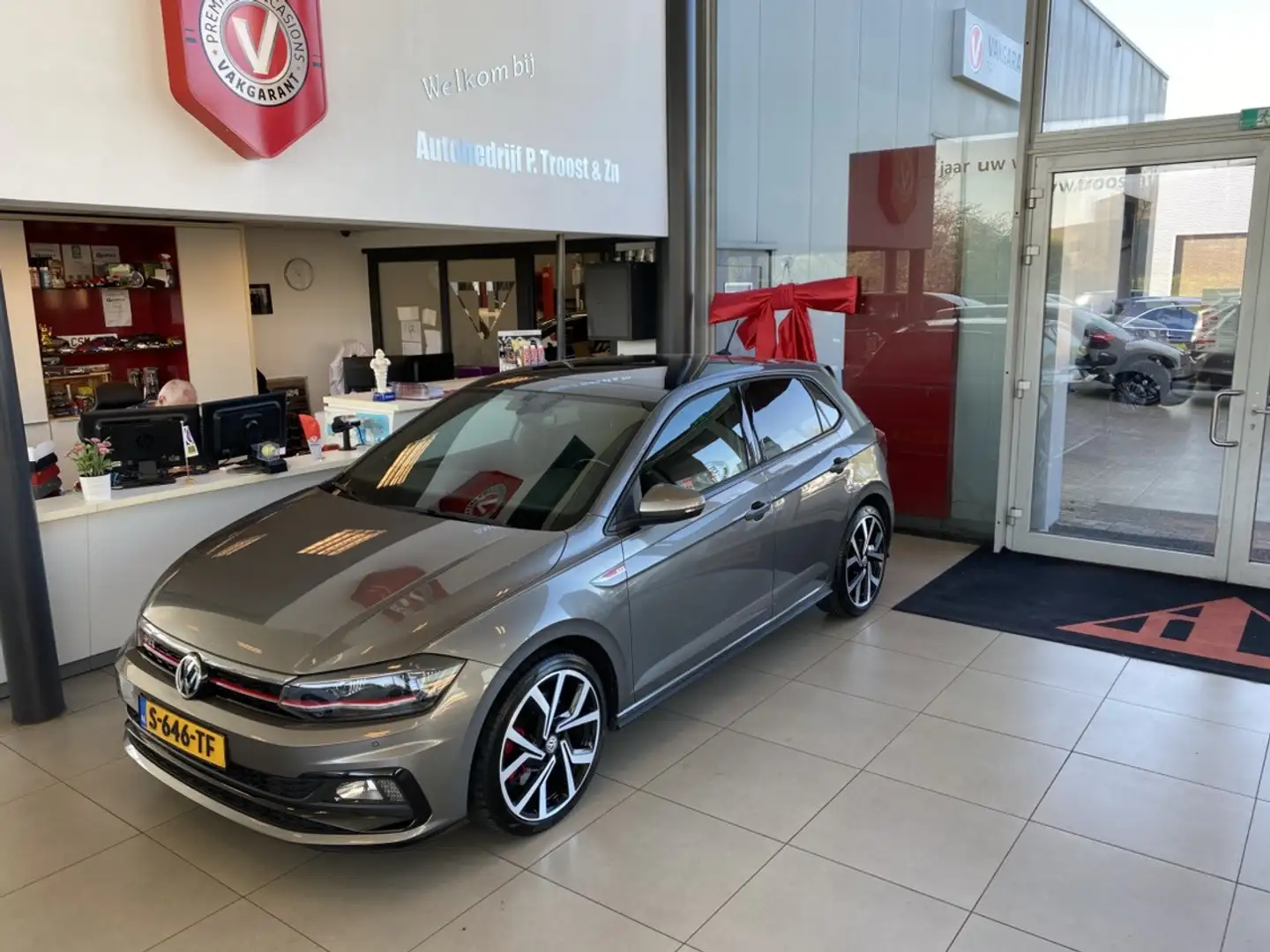 Volkswagen Polo GTI 2.0 TSI 200PK, Automaat, Panoramadak, Digital Dash Grijs - 2