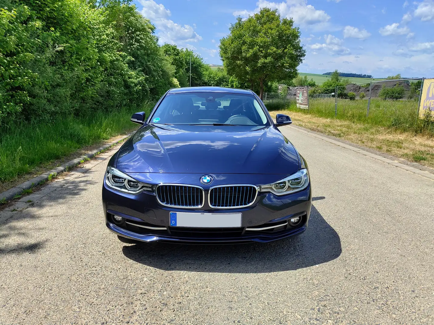 BMW 330 e iPerformance Sport Line Blau - 1