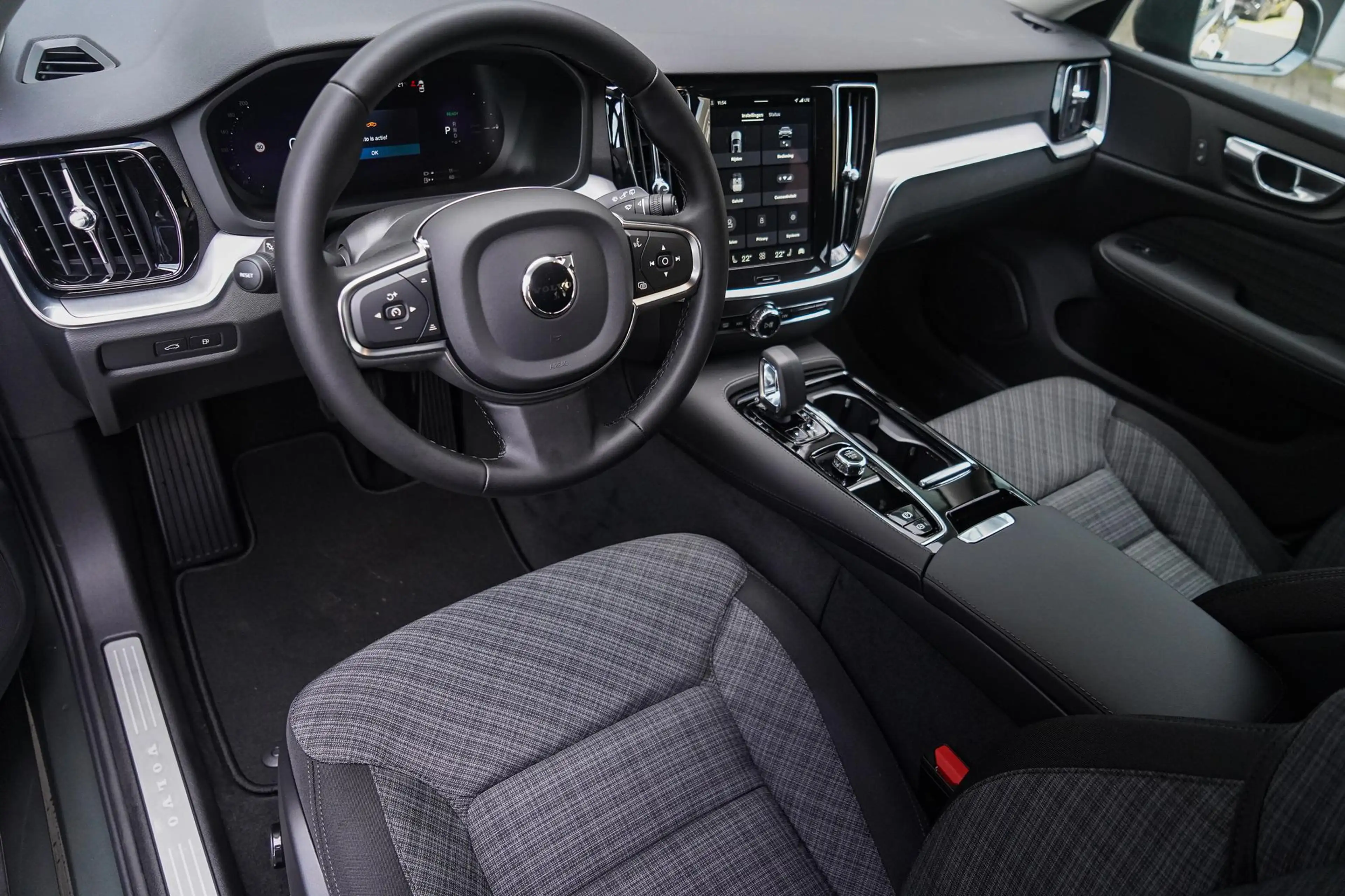 Volvo V60 2.0 B4 Essential Edition | Parkeercamera | Adaptie — photo 11
