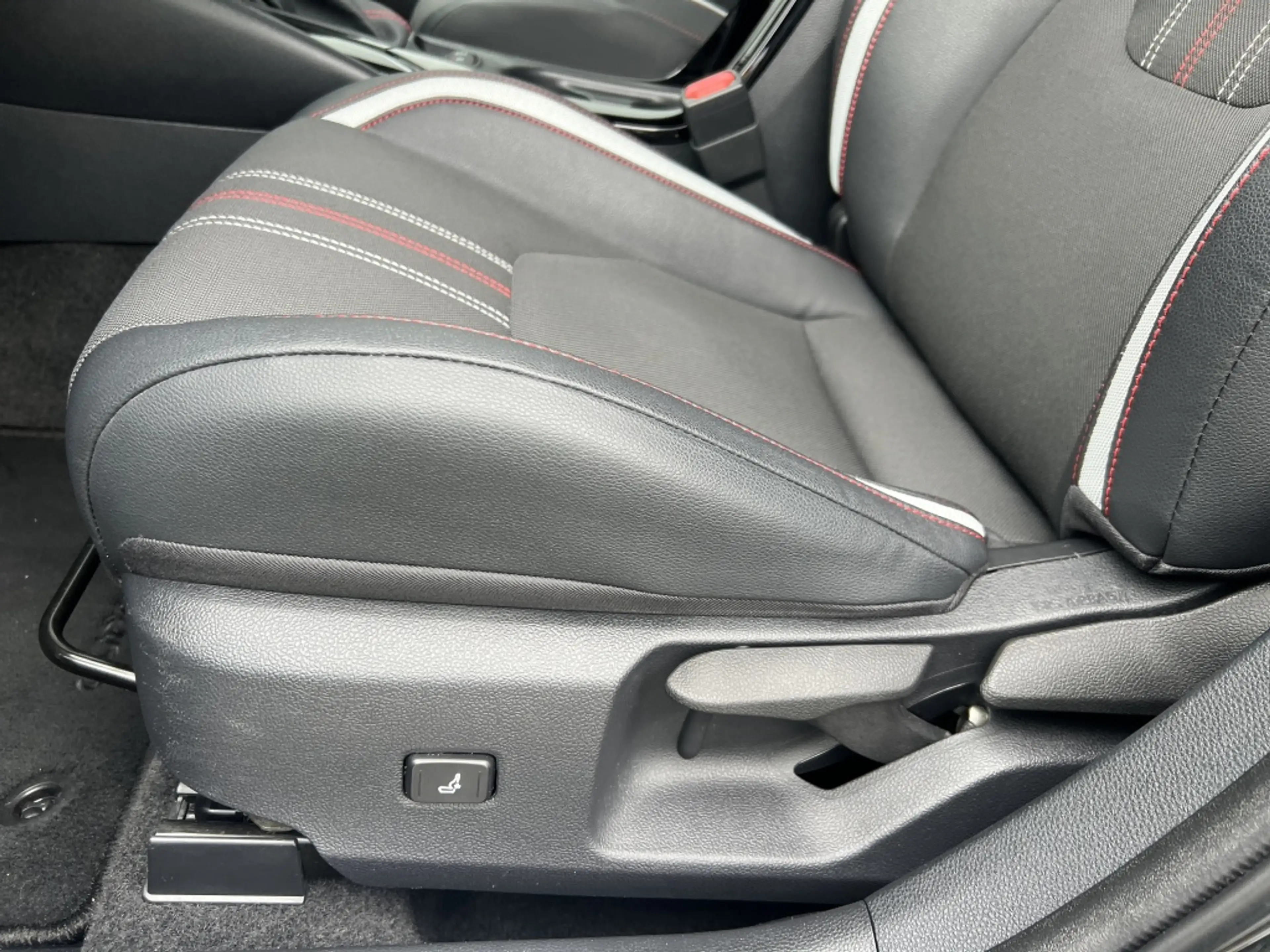 Toyota Corolla 1.8 Hybrid GR-Sport — photo 9