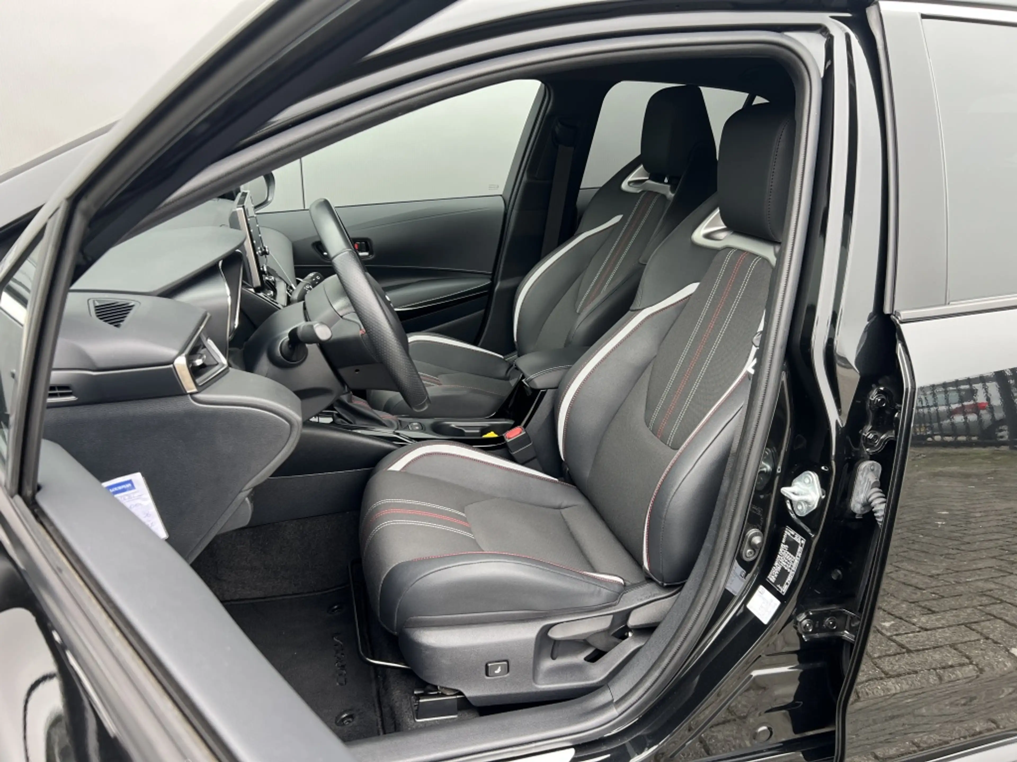 Toyota Corolla 1.8 Hybrid GR-Sport — photo 8