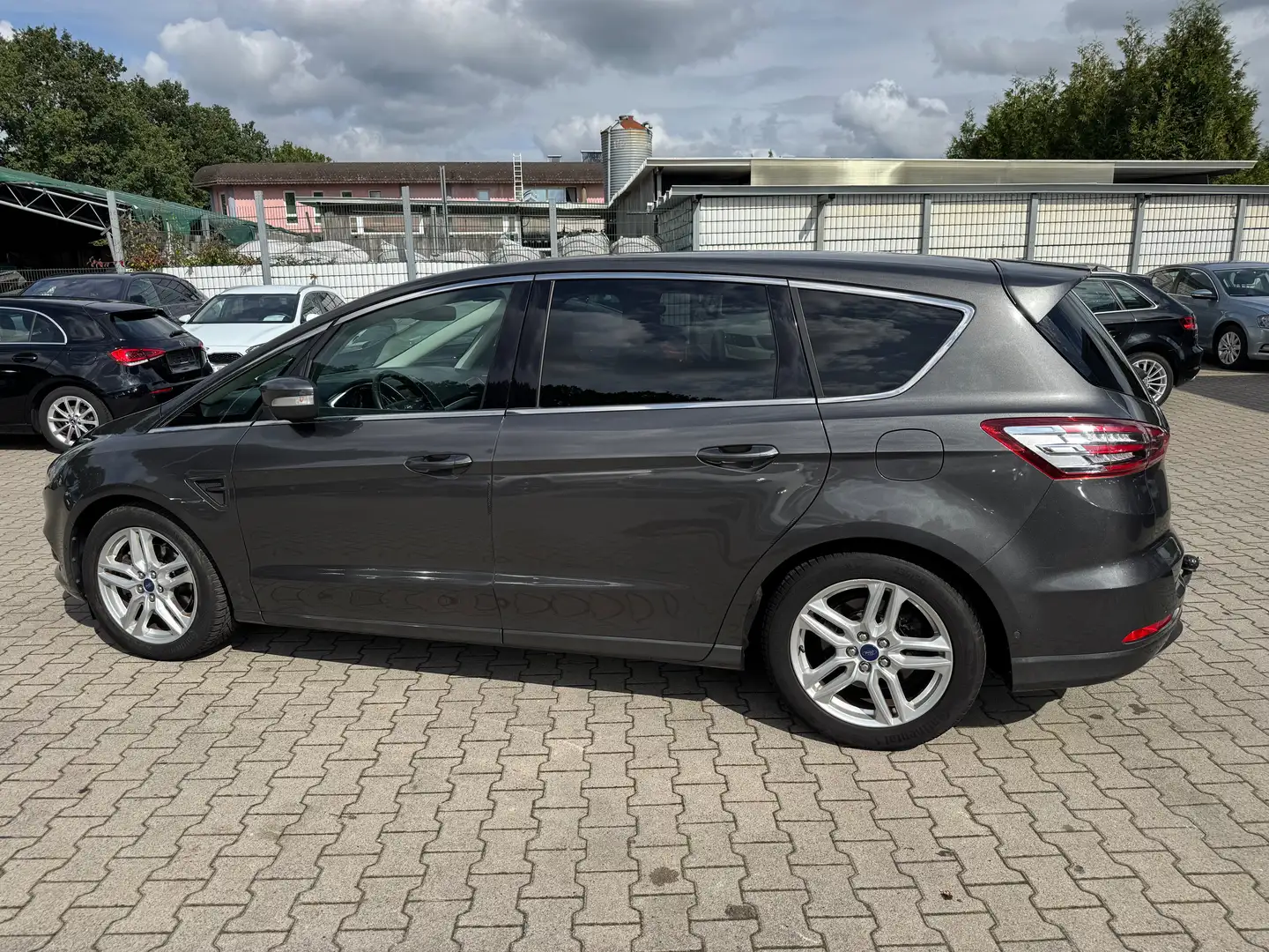 Ford S-Max 2.0 TDCI Automatik Titanium *AHK *SHZ *STH *PDC Grau - 2