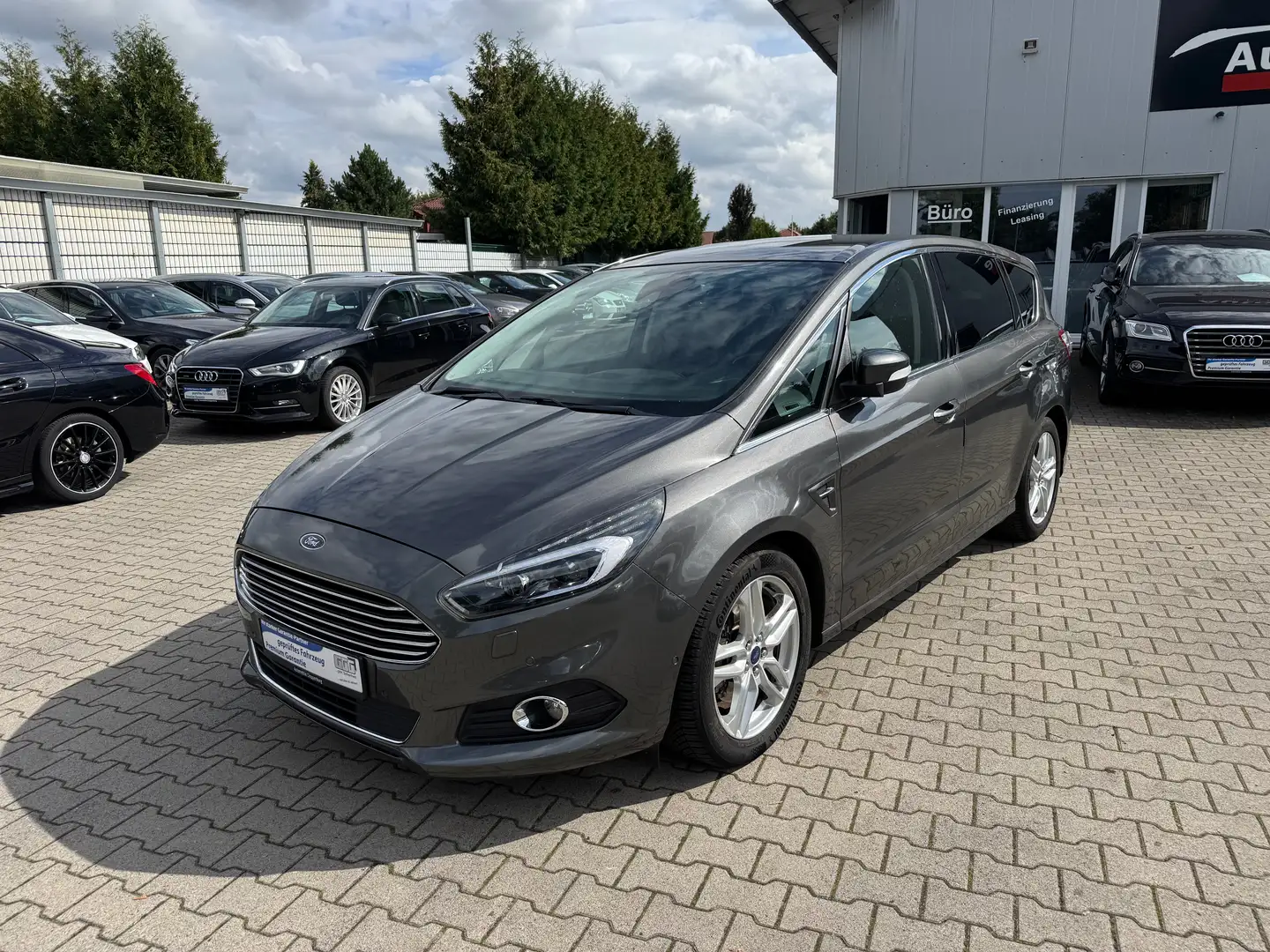 Ford S-Max 2.0 TDCI Automatik Titanium *AHK *SHZ *STH *PDC Grau - 1
