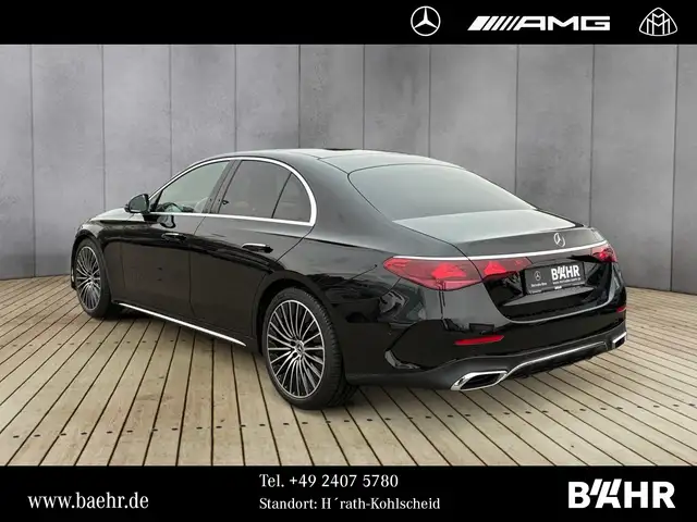 Mercedes-Benz 220 view 3