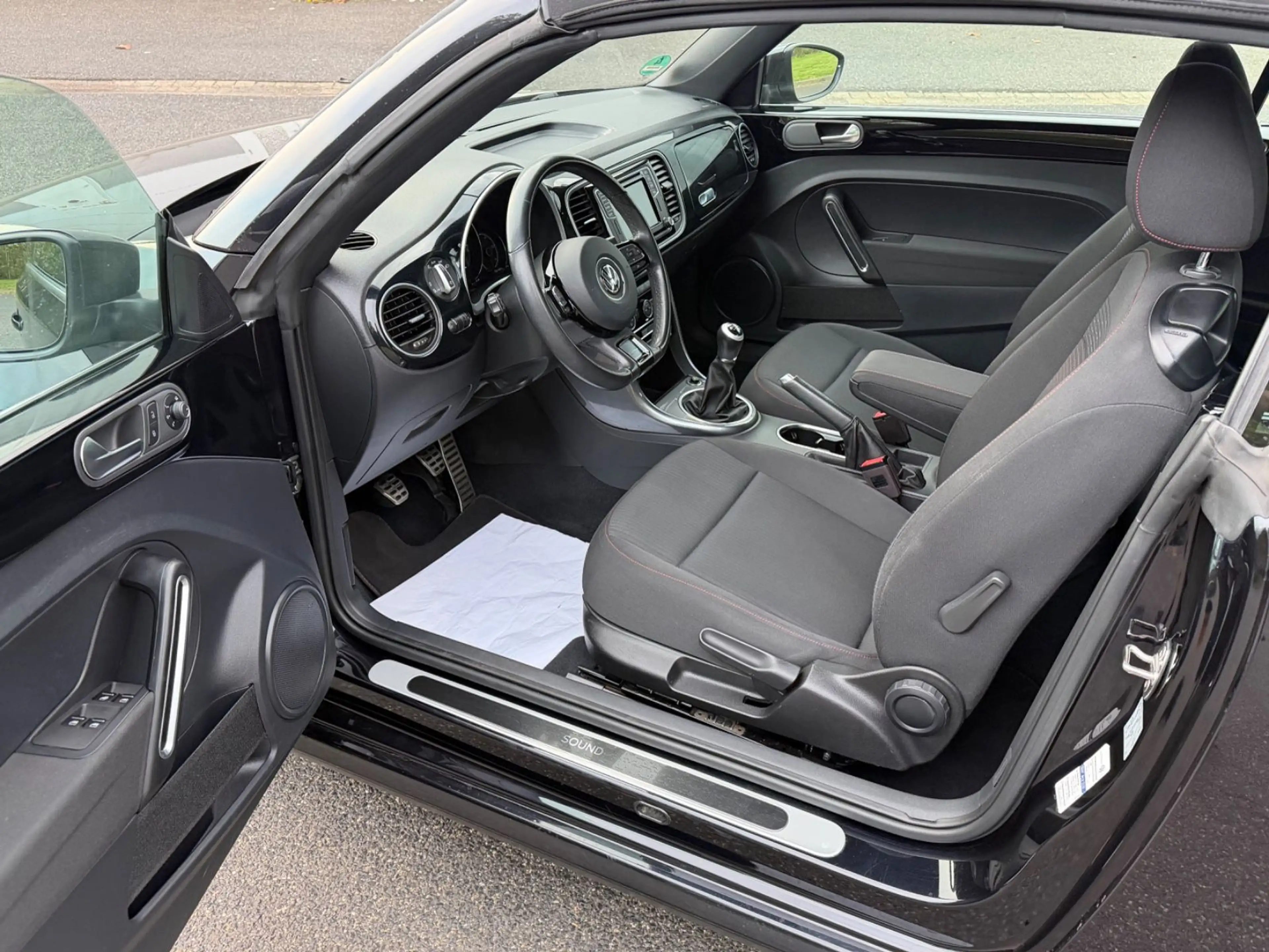 Volkswagen Beetle 1.2 TSI BMT SOUND Cabriolet TOP-ZUSTAND — photo 5